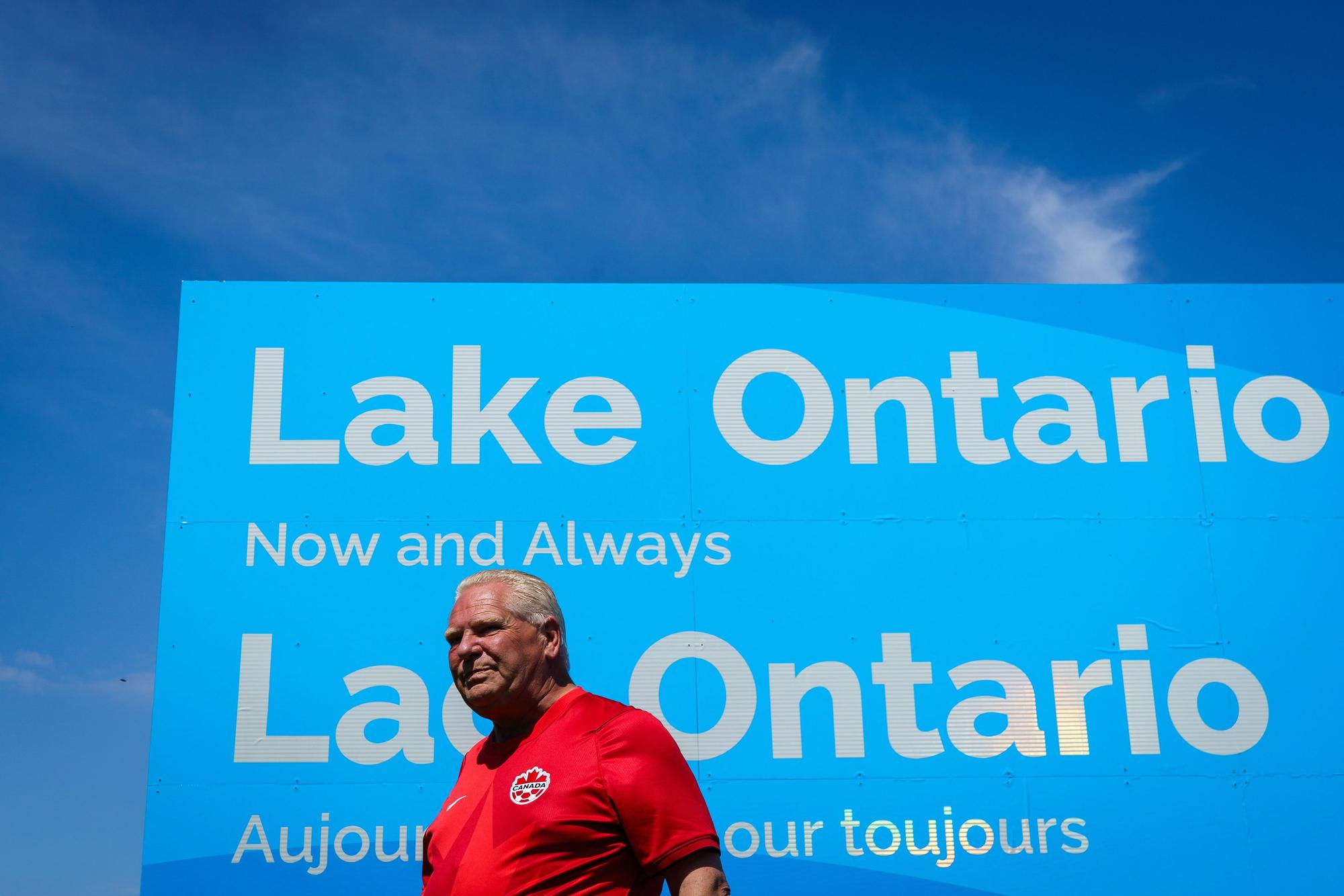 Doug Ford, Regierungschef der kanadischen Provinz Ontario, enthüllt im Fifty Point Conservation Area ein Schild für den Ontariosee.