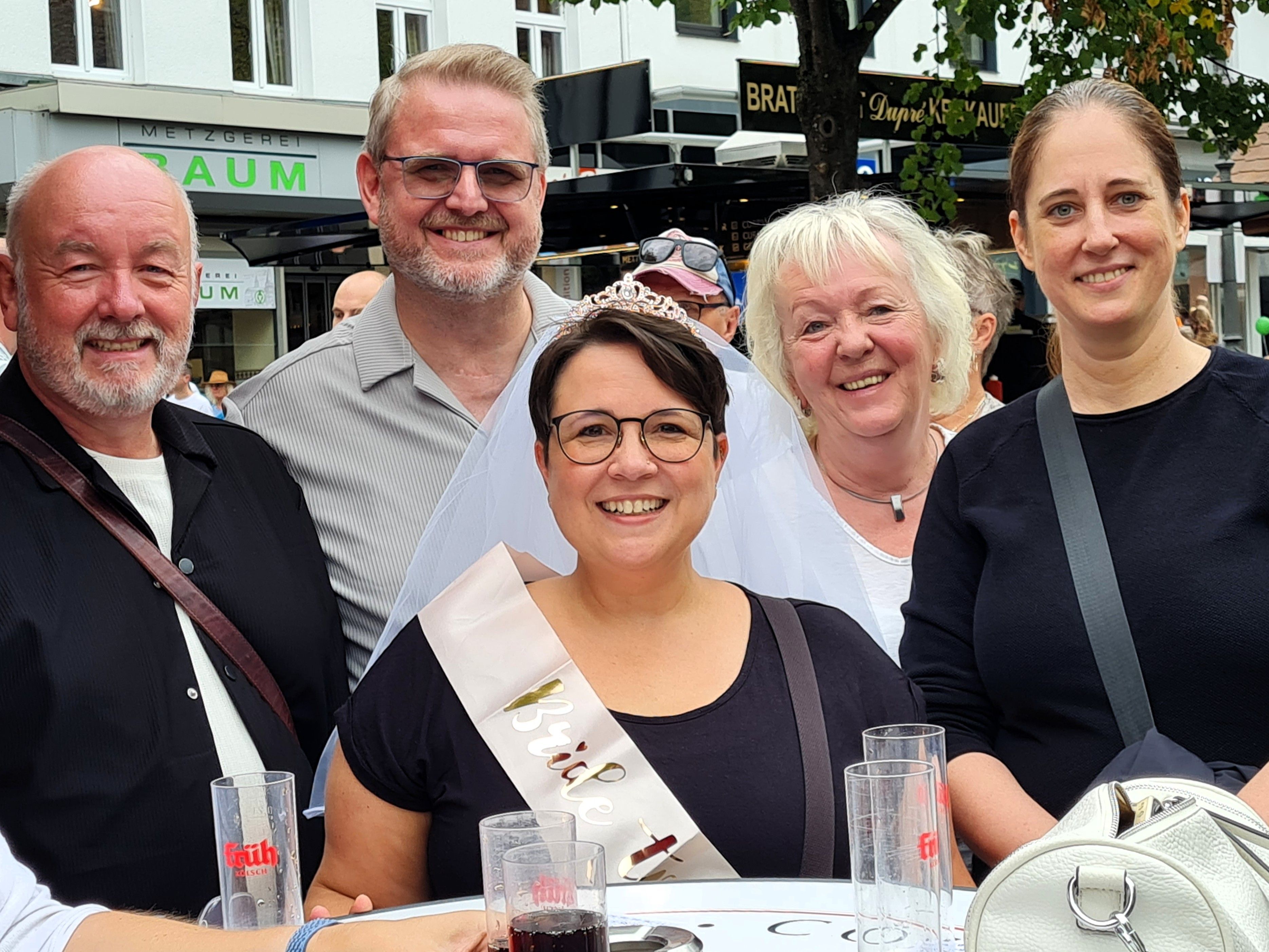 Stadtfest Siegburg 2026
Andrea Wieler (Mitte) feierte ihre Junggesellinnen-Abschied auf dem Stadtfest