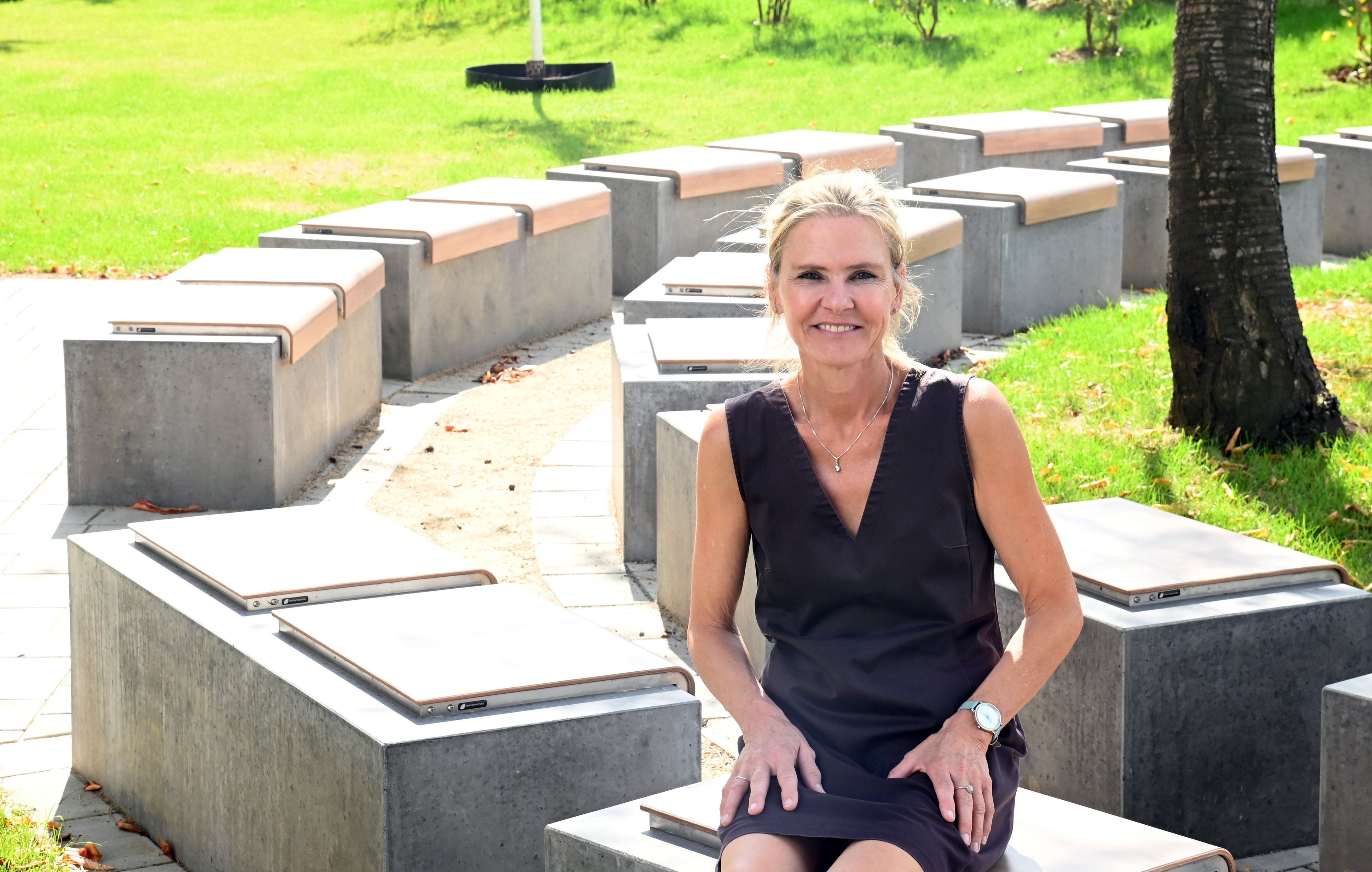 „Wir kriegen das Strahlen nicht mehr aus dem Gesicht“, sagt Schulleiterin Birgit Specht angesichts des neuen Holzhybridbaus der Gesamtschule Ossendorf.