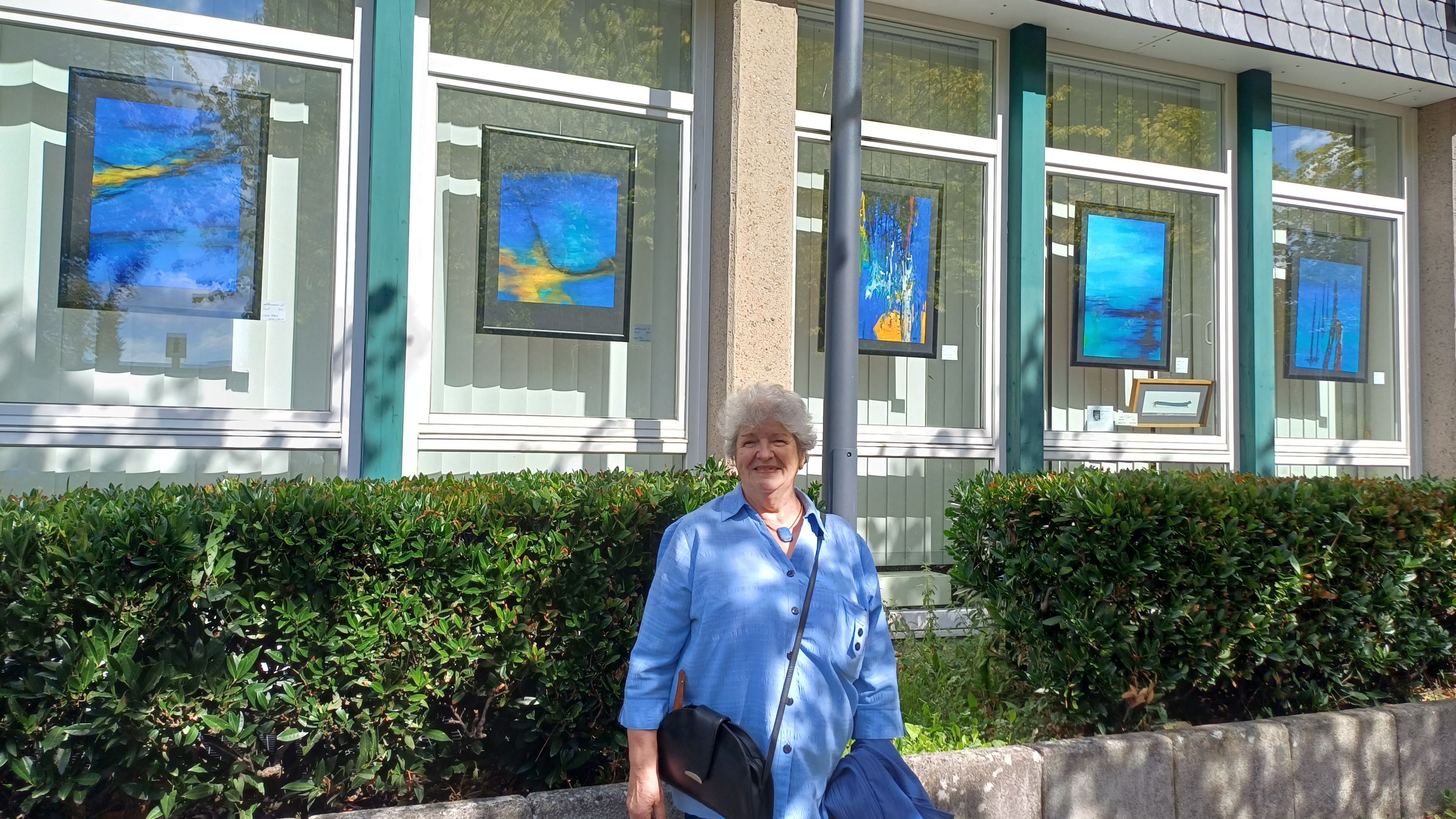 Künstlerin Doris Spee-Petrik vor ihren Kunstwerken