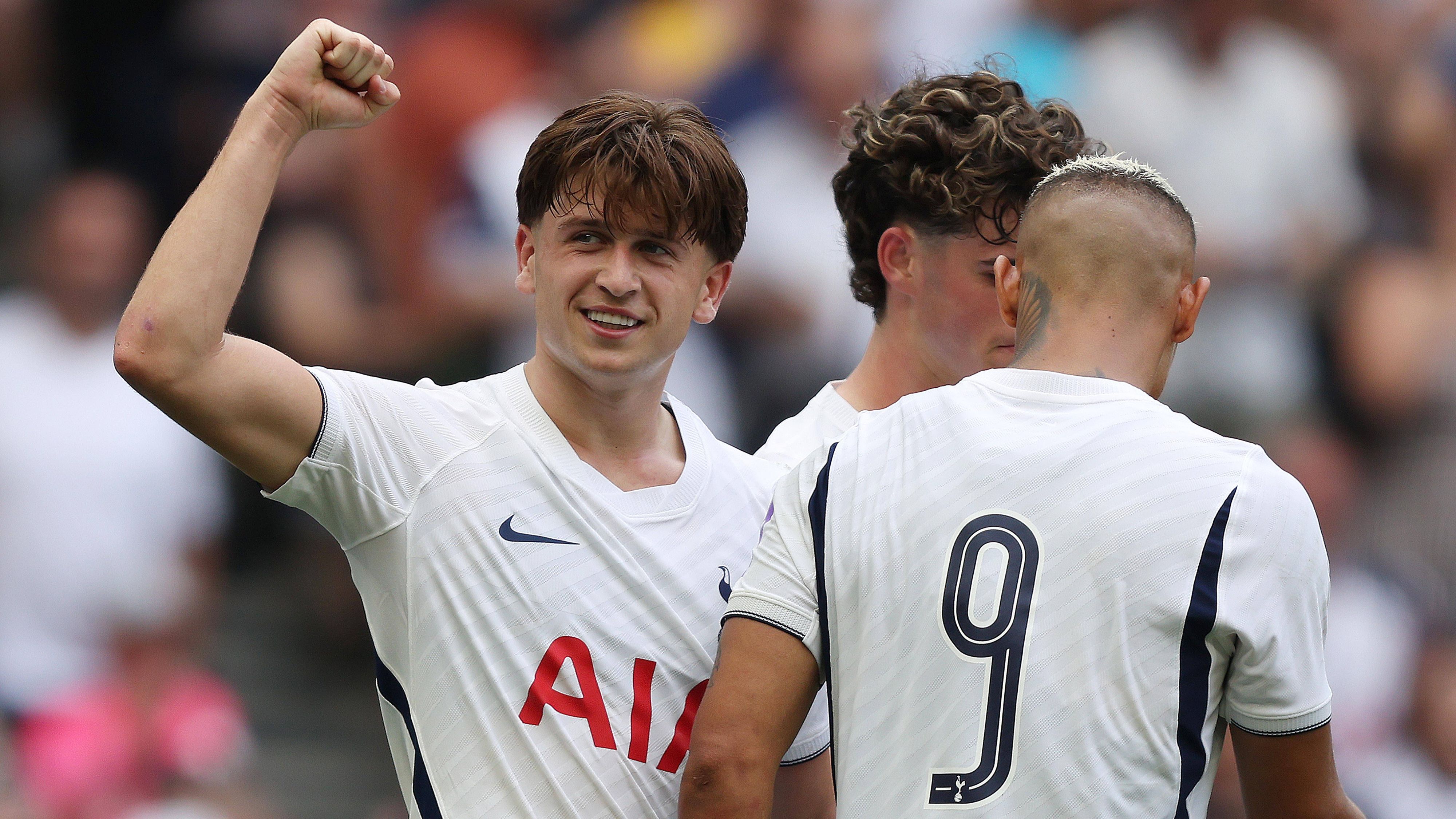 Mikey Moore (Tottenham Hotspur) jubelt nach einem Torerfolg.