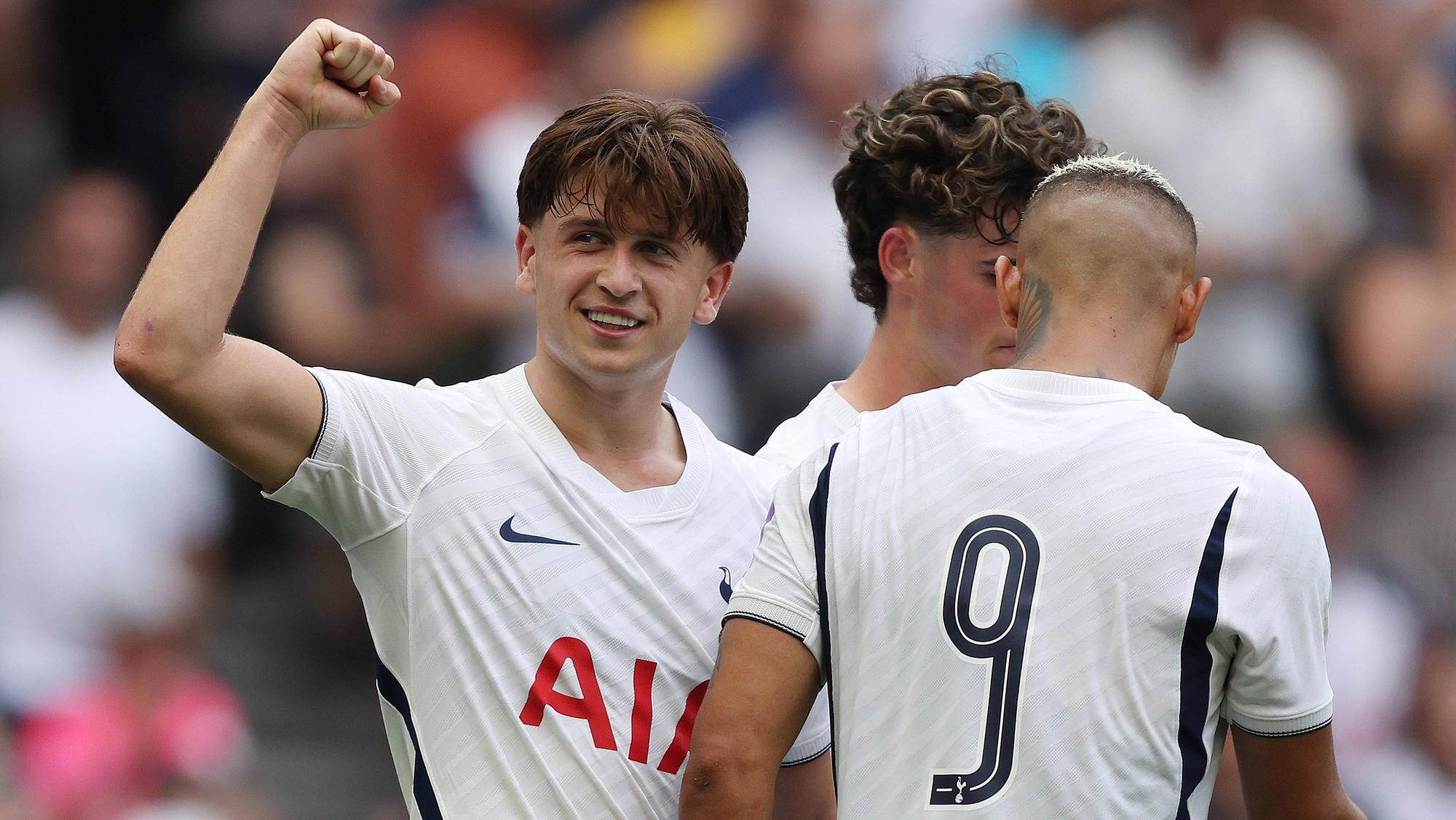 Mikey Moore (Tottenham Hotspur) jubelt nach einem Torerfolg.
