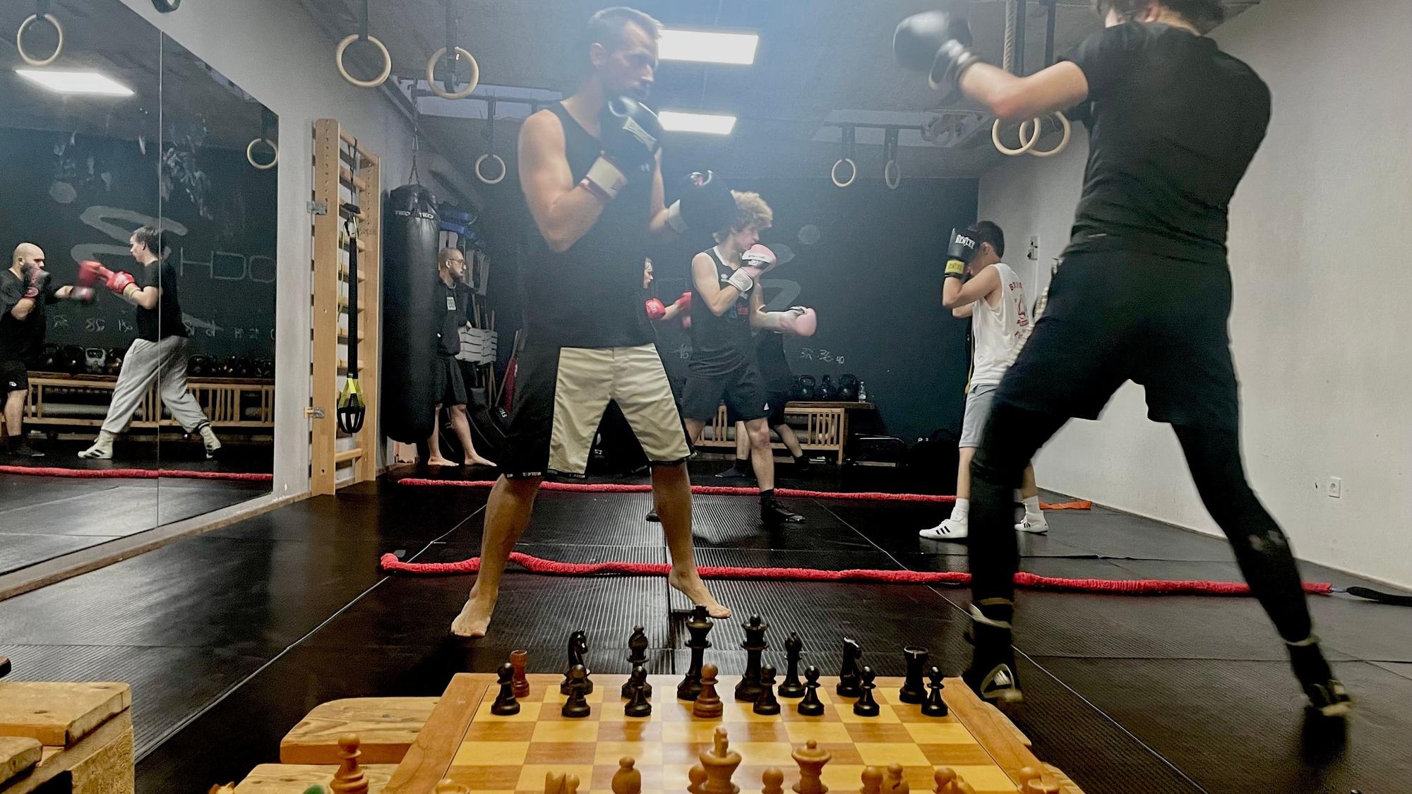 Beim Training des Schachbox-Vereins „Chessboxing Cologne“ wechseln sich Boxen und Schach ab. Sechs Kämpfer boxen in Paaren gegeneinander.