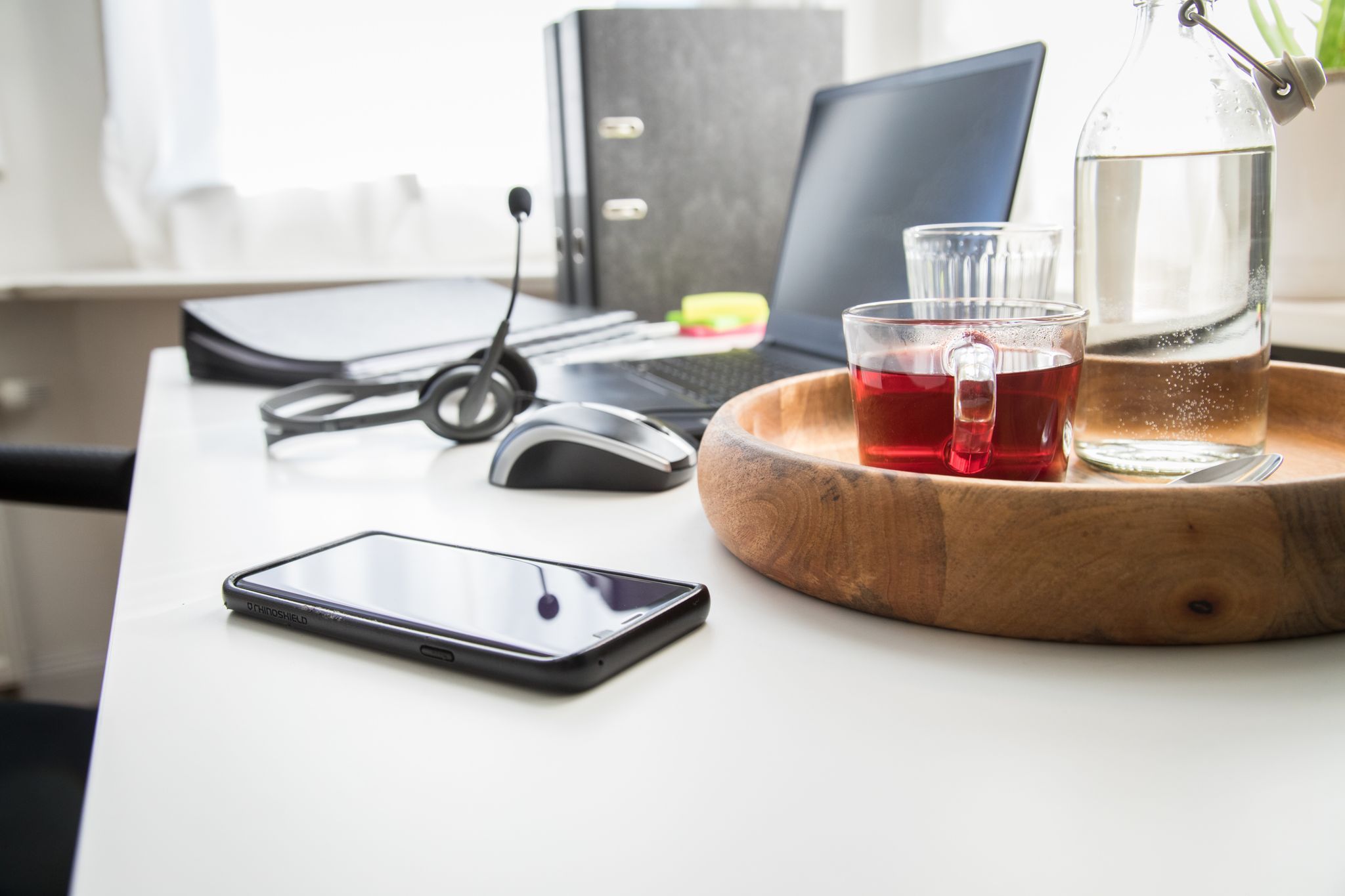 Ein Smartphone liegt im Homeoffice