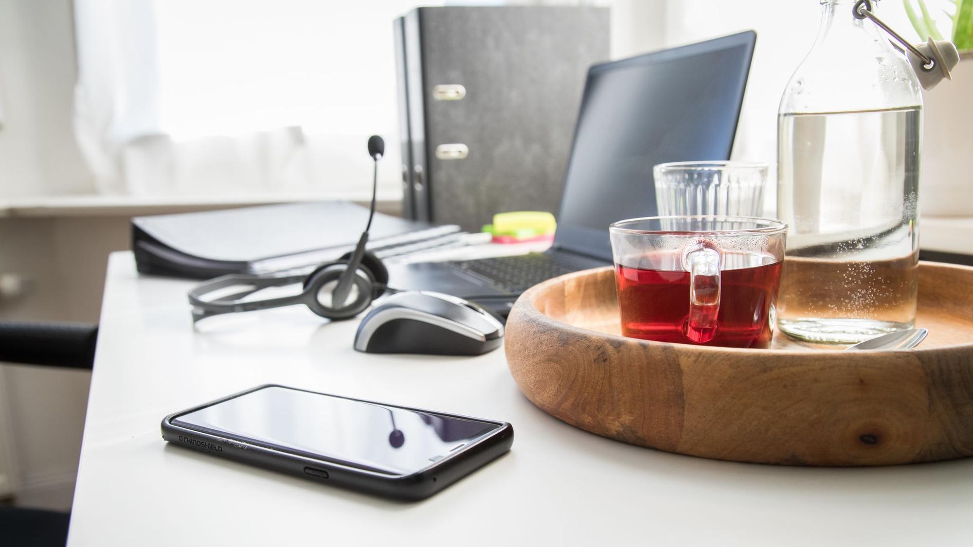 Ein Smartphone liegt im Homeoffice