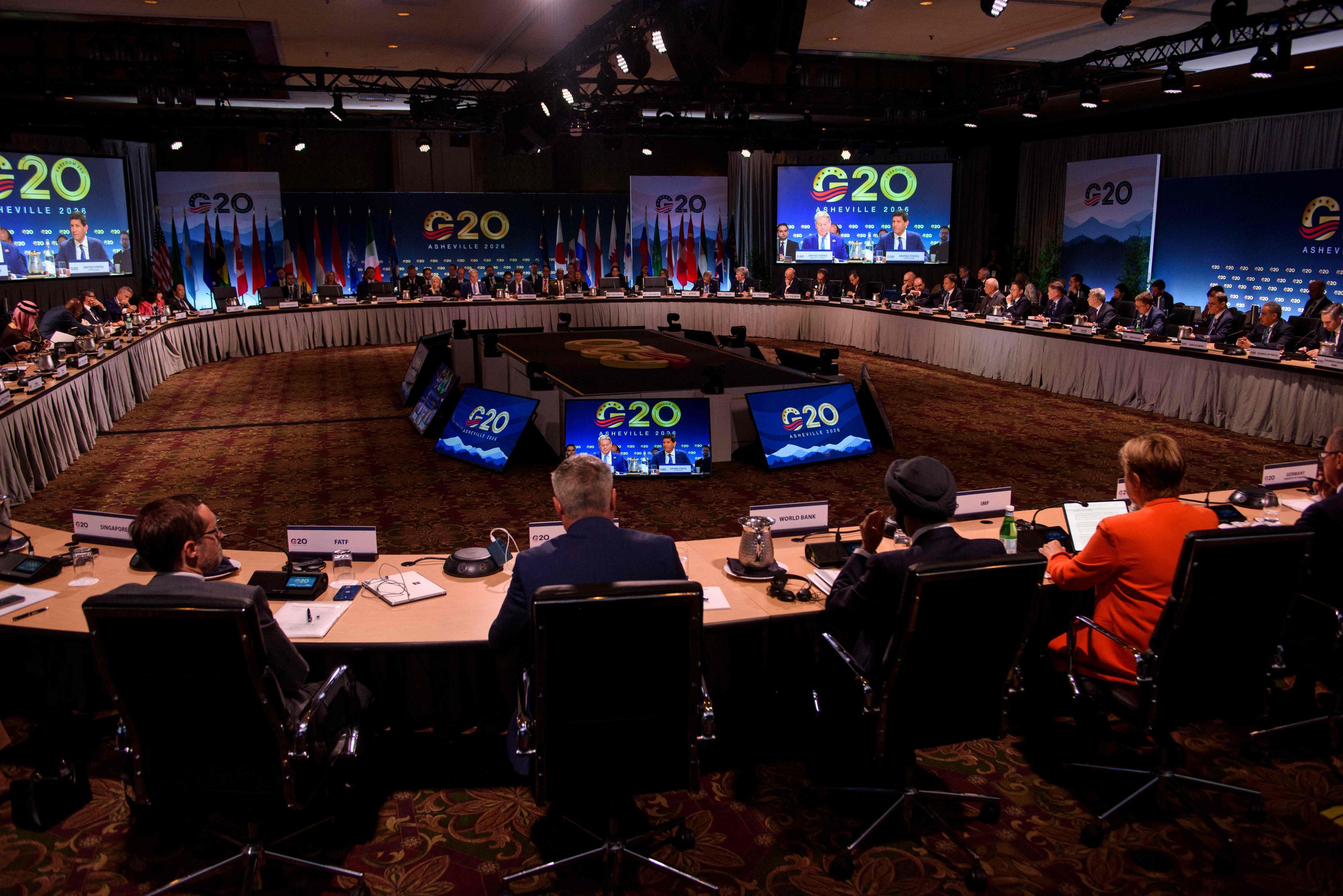 Weltweit führende Finanzpolitiker nehmen in Asheville, North Carolina, an einer Plenarsitzung mit dem US-Finanzminister Scott Bessent im Rahmen der G20-Finanztreffen 2026 teil. Bessent richtet ein zweitägiges Treffen der Finanzminister und Finanzpolitiker der G20-Staaten aus.