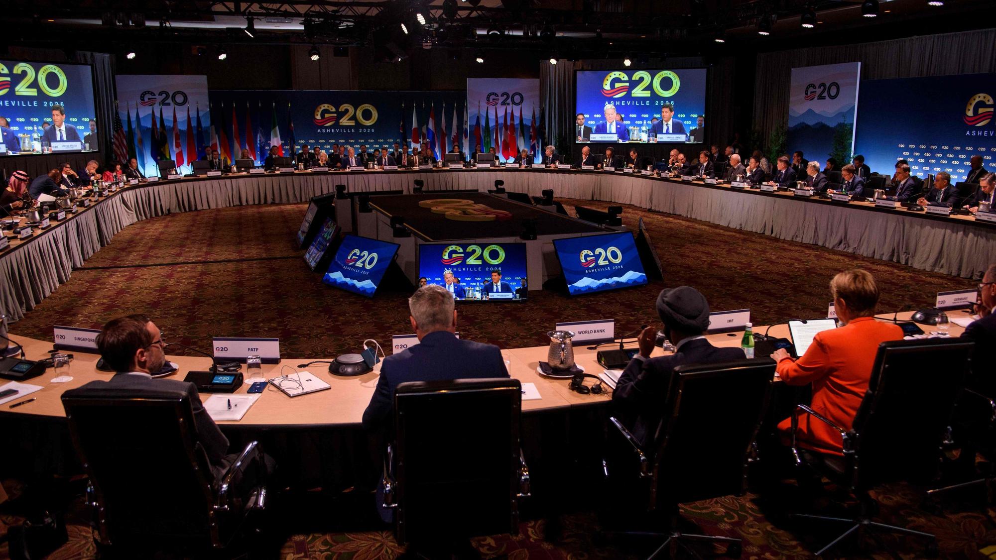 Weltweit führende Finanzpolitiker nehmen in Asheville, North Carolina, an einer Plenarsitzung mit dem US-Finanzminister Scott Bessent im Rahmen der G20-Finanztreffen 2026 teil. Bessent richtet ein zweitägiges Treffen der Finanzminister und Finanzpolitiker der G20-Staaten aus.