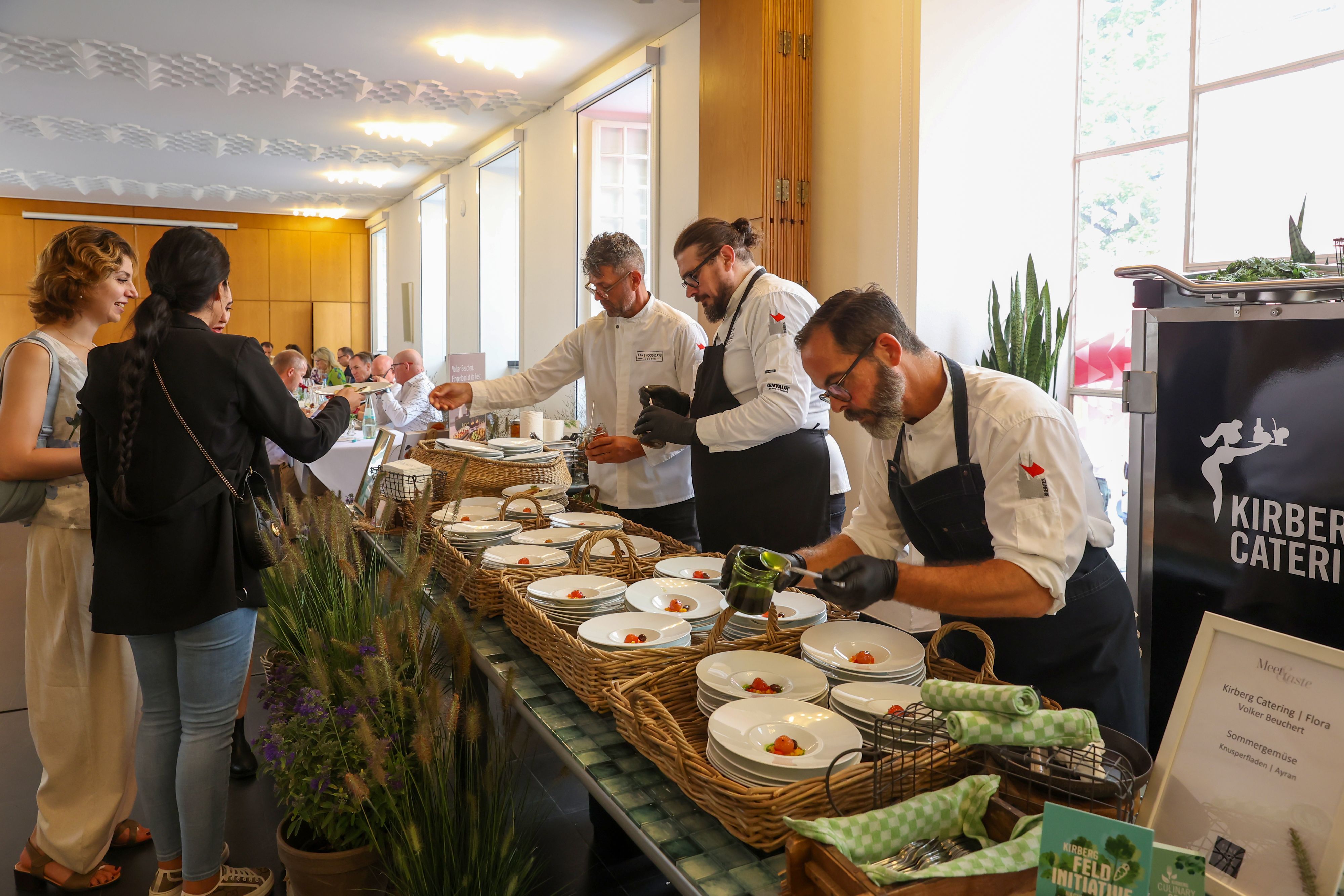 Das Team von Kirberg Catering servierte Sommergemüse mit Knusperfladen und Ayran.