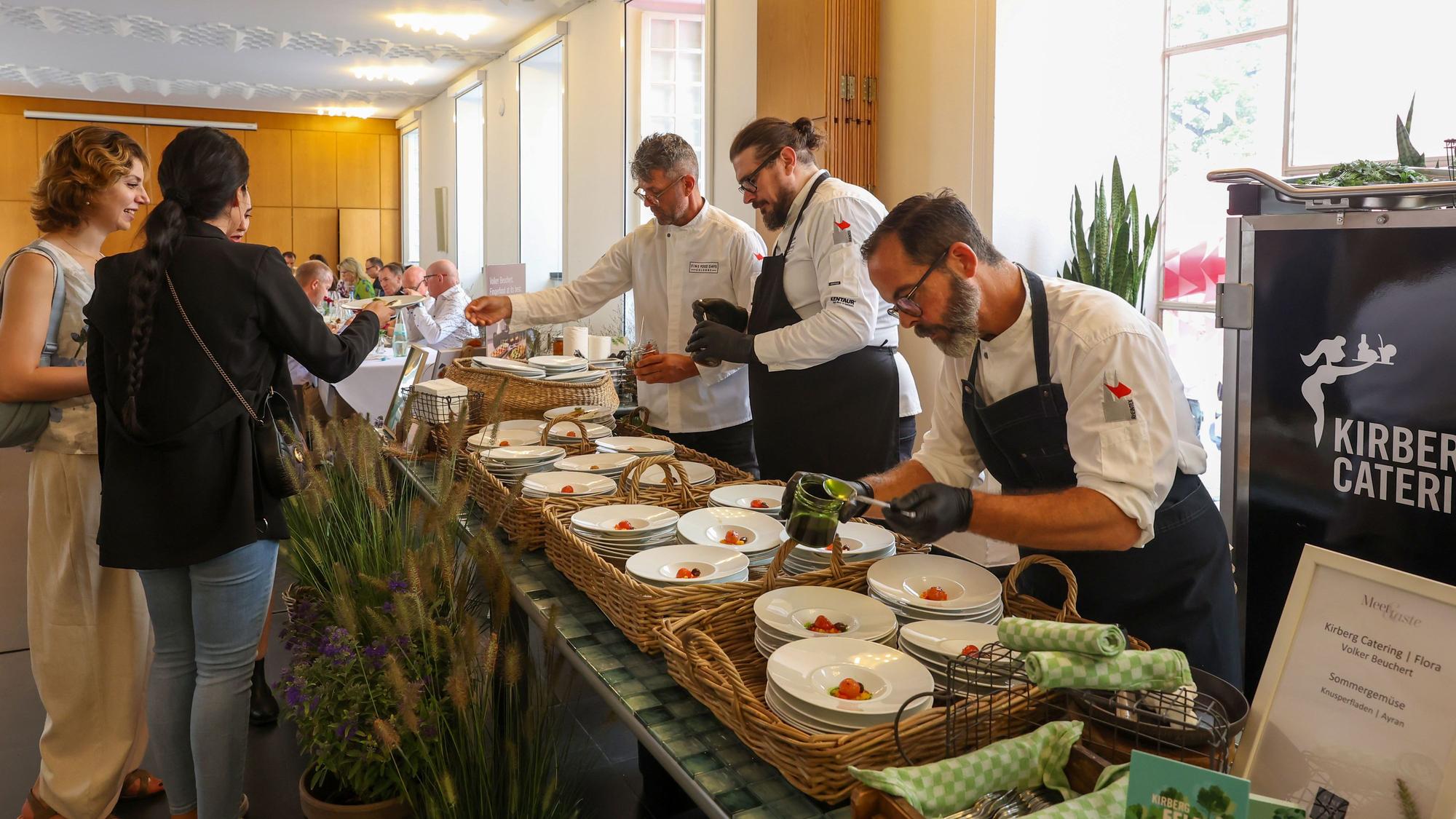 Das Team von Kirberg Catering servierte Sommergemüse mit Knusperfladen und Ayran.