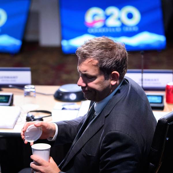 Lars Klingbeil (SPD), Bundesminister der Finanzen, sitzt beim Treffen der Finanzminister und Zentralbankchefs der G20-Staaten.