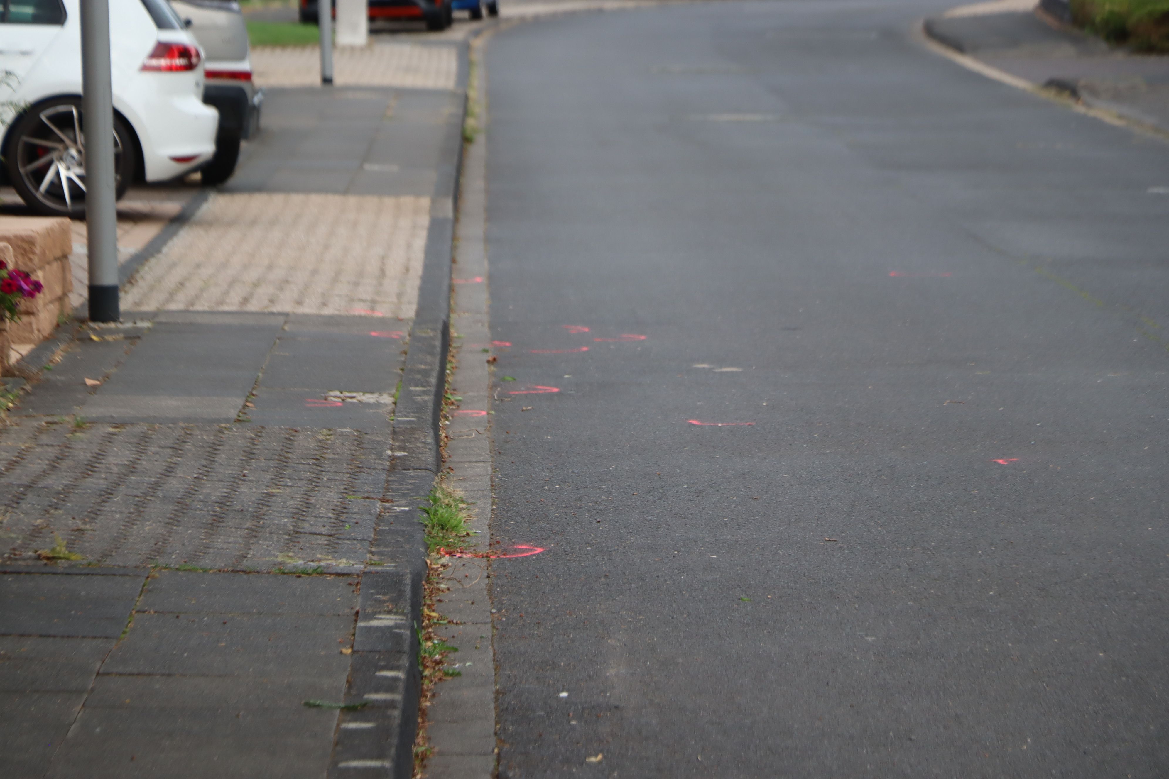 Markierungen auf der Straße zeigen an, wo die Patronenhülsen gelegen haben.