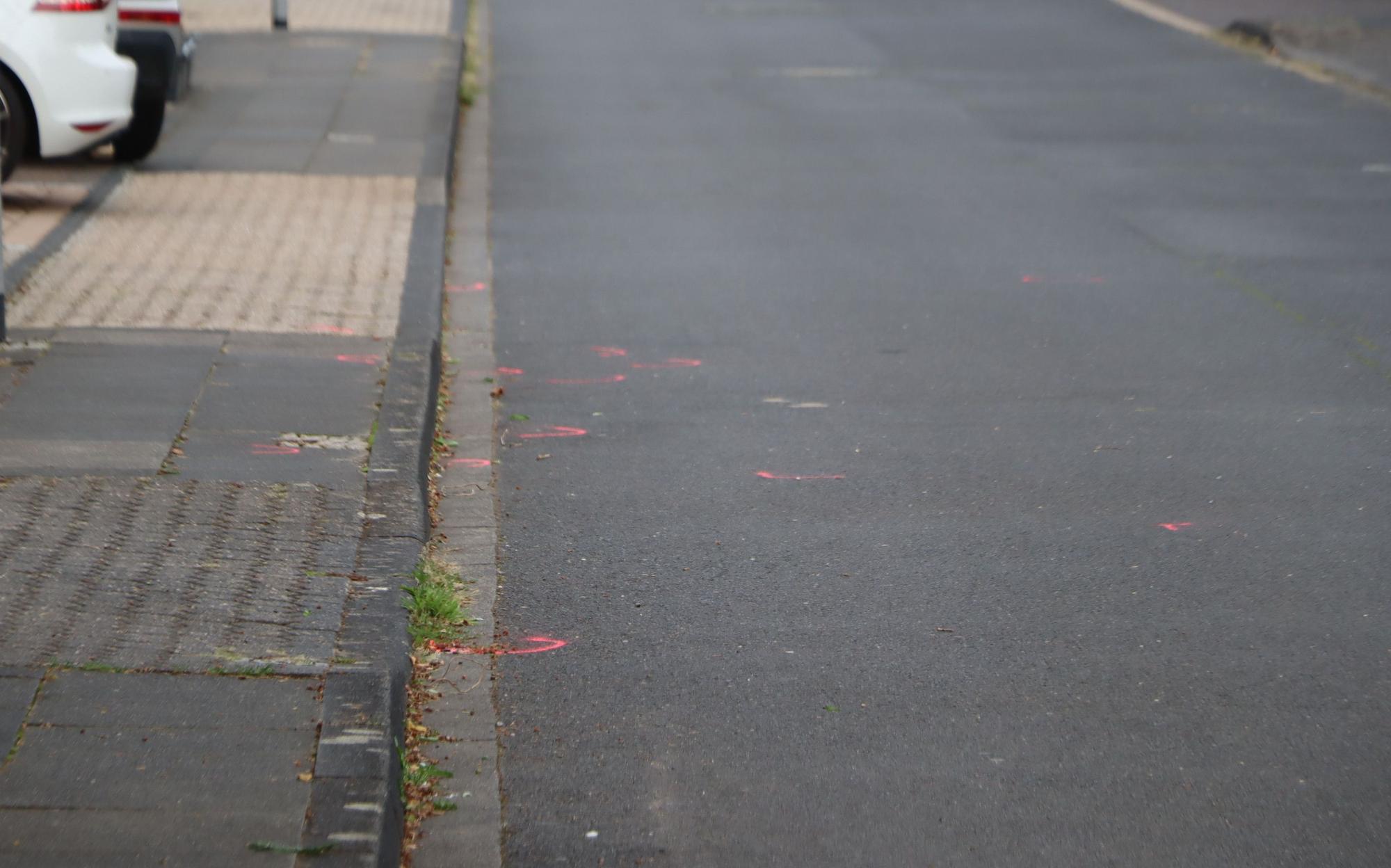 Markierungen auf der Straße zeigen an, wo die Patronenhülsen gelegen haben.