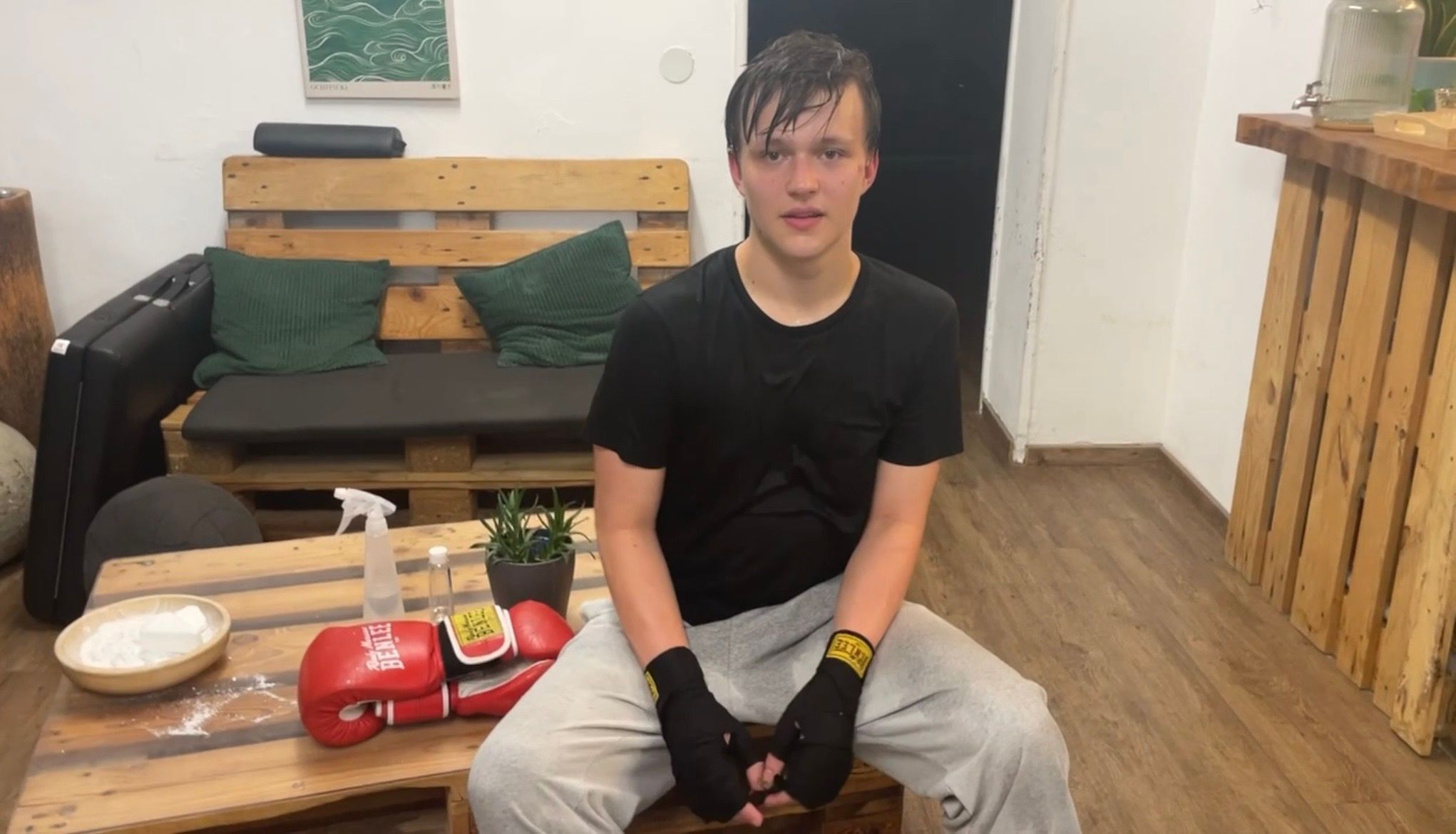 Der Deutsche Schachboxmeister Birk Fischer (Elo etwa 1700) an seinem 18. Geburtstag nach dem Training.