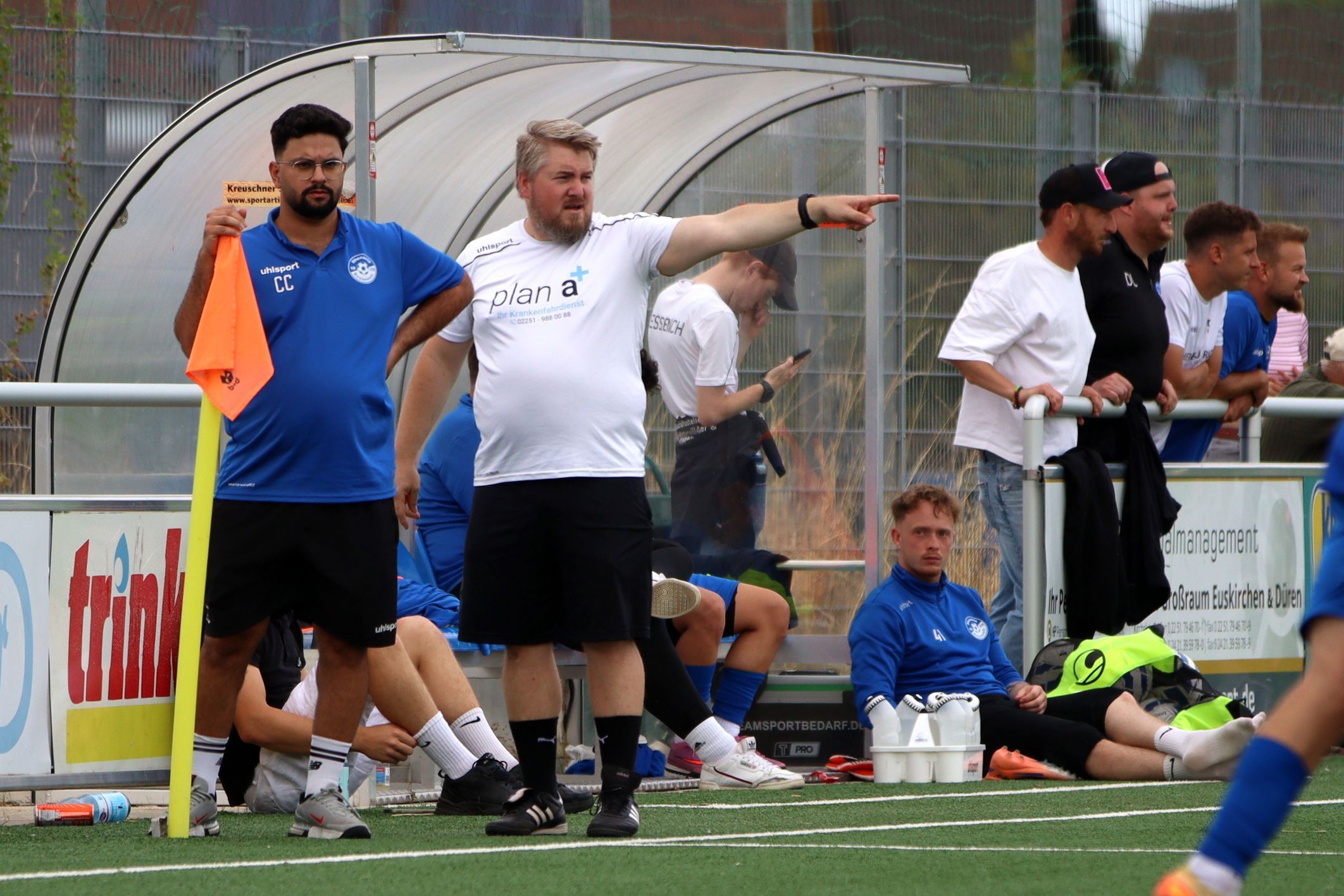 Die Trainer des SV Bessenich, Can Celik und Thorsten Lewin, schauen aufs Spielfeld.