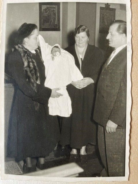 Auf dem Schwarz-Weiß-Bild ist eine Taufe im Jahr 1955 zu sehen.
