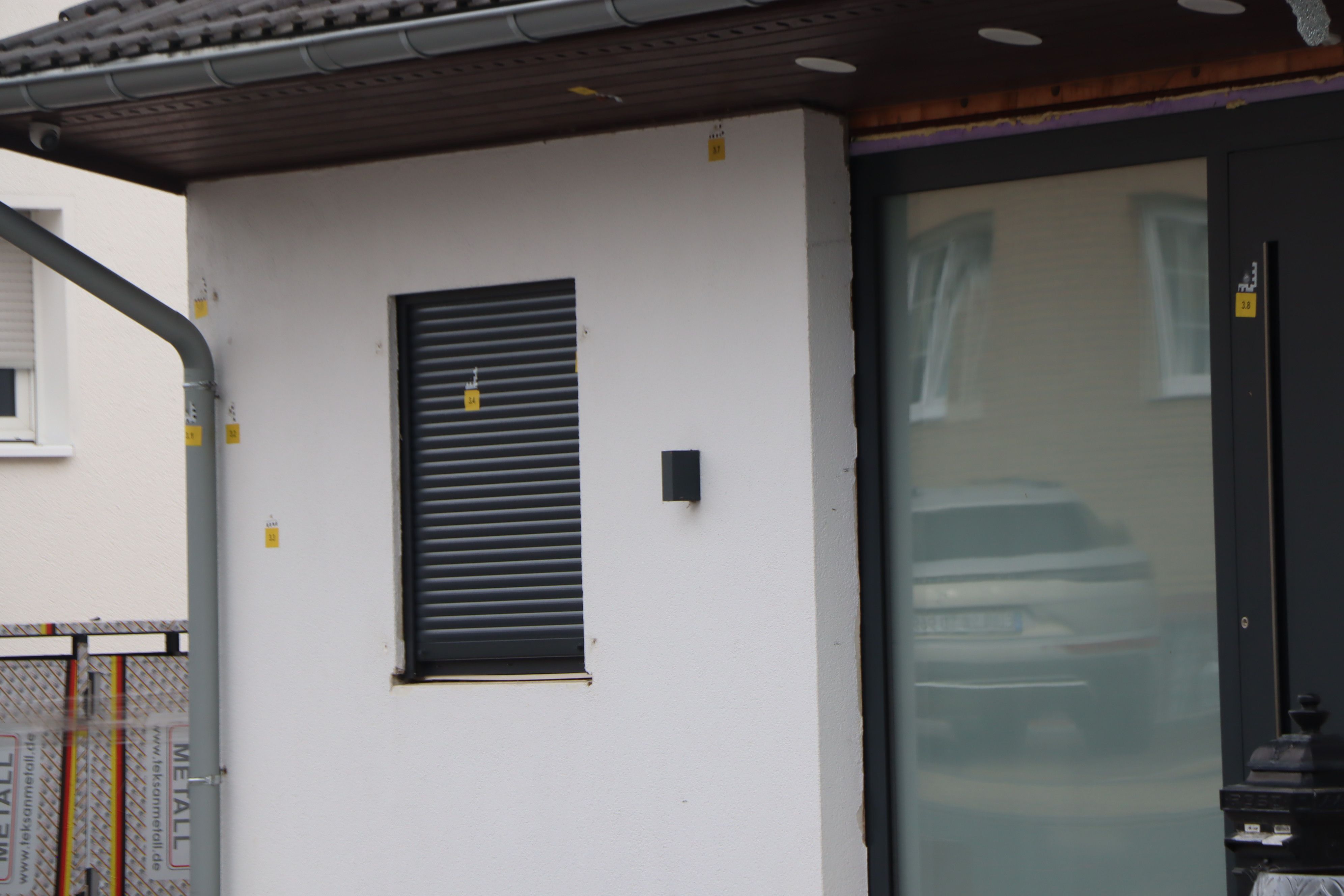 Die Schüsse schlugen in der Haustür, den Rollläden und in der Fassade ein.