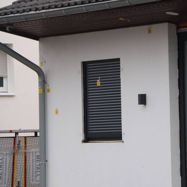 Die Schüsse schlugen in der Haustür, den Rollläden und in der Fassade ein.