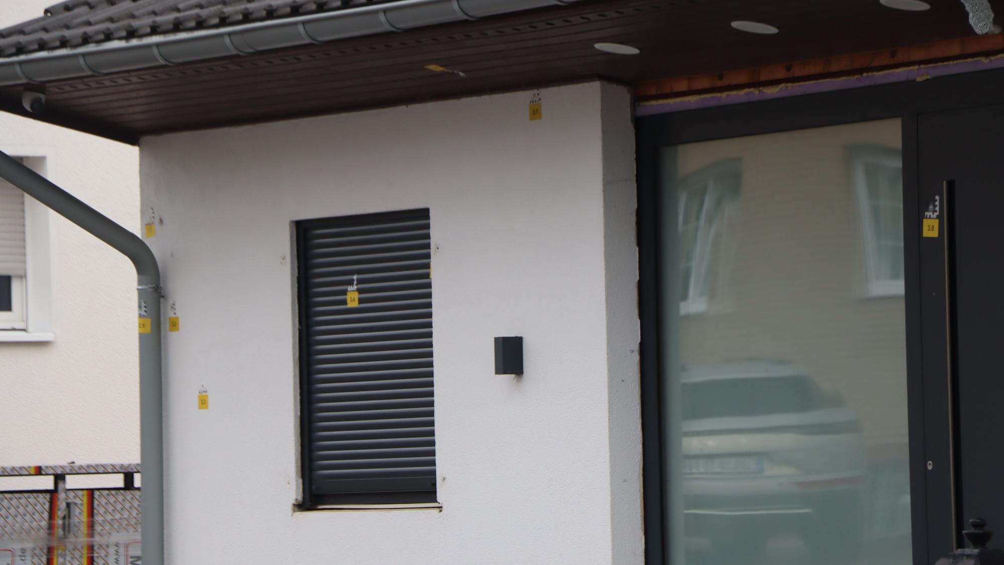 Die Schüsse schlugen in der Haustür, den Rollläden und in der Fassade ein.