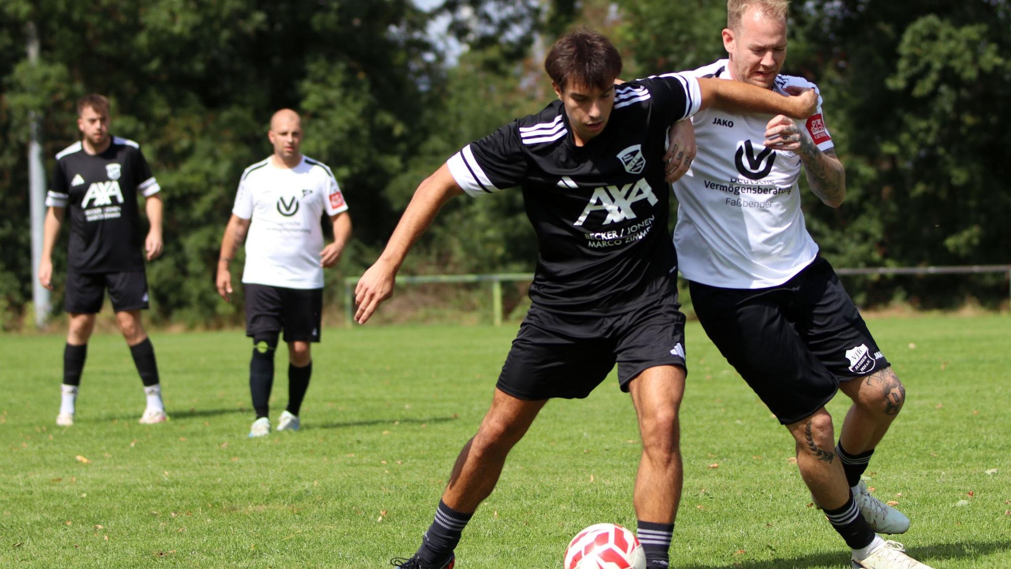 Joe Kajba und Kevin Wulf im Zweikampf, links im Hintergrund beobachten zwei weitere Spieler das Geschehen.