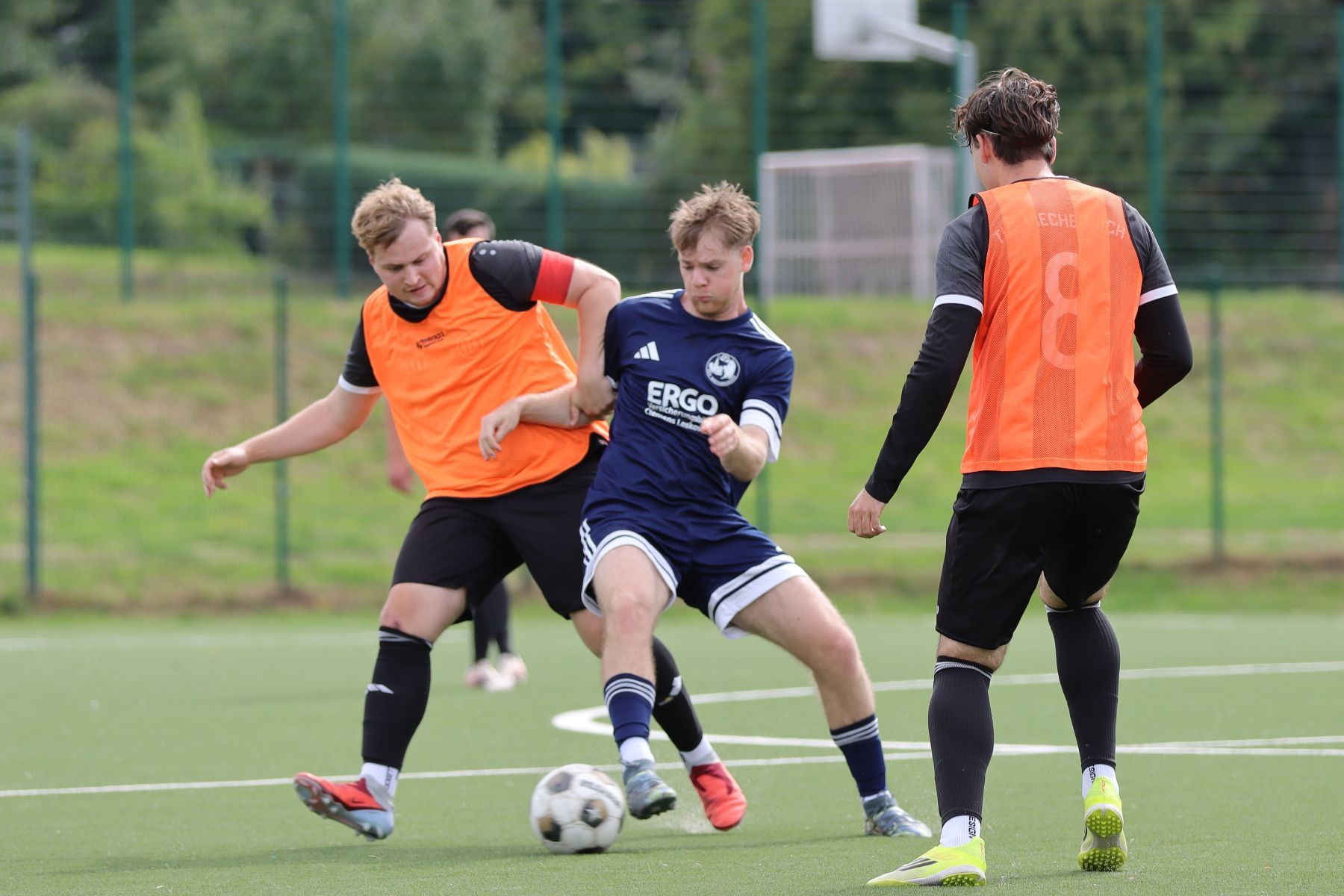 Ein weiterer Mechernicher Spieler beobachtet das Duell.