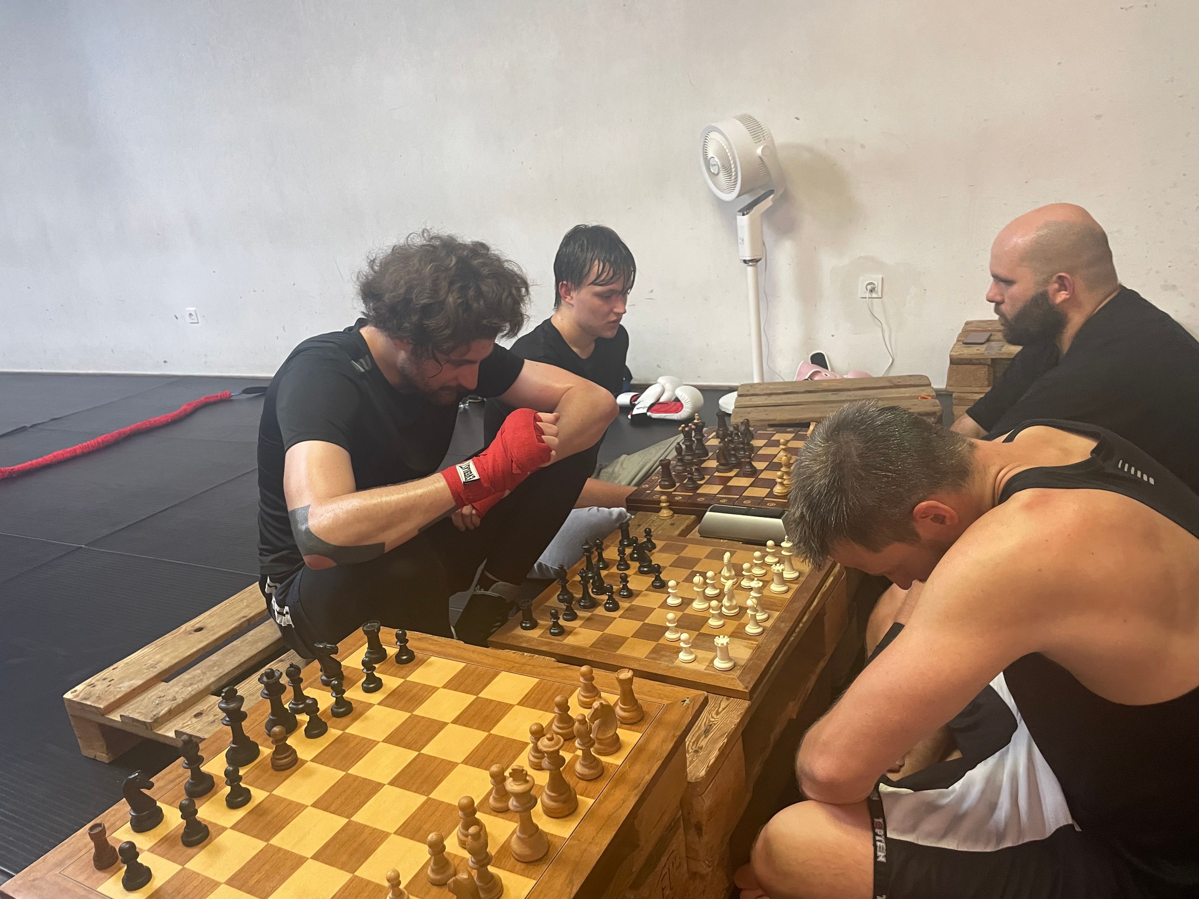 Gespielt wird Blitzschach, nach drei Minuten unterbrechen die Spieler die Partie und boxen.