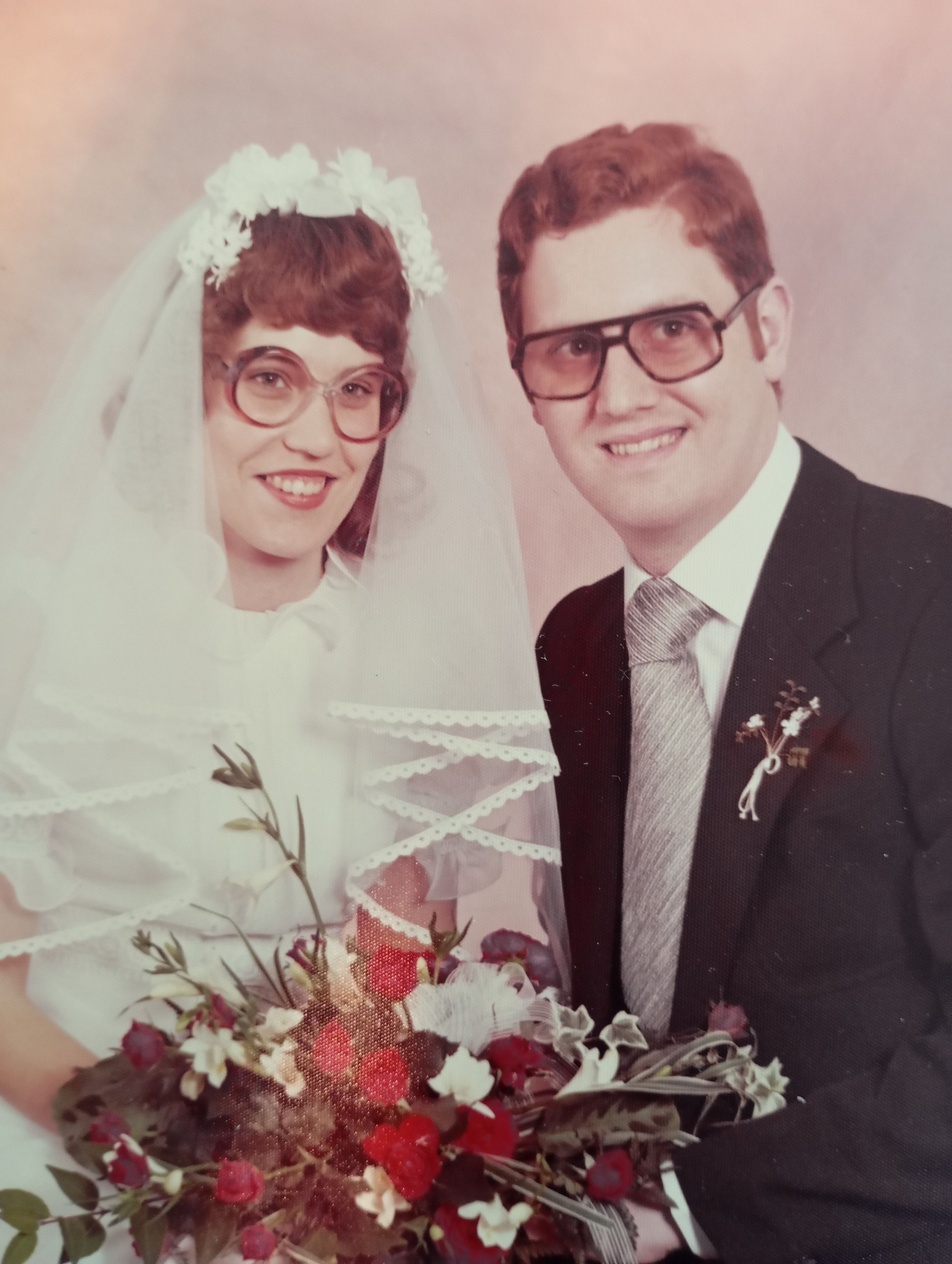 Das Bild zeigt ein Brautpaar am Tag seiner Hochzeit.