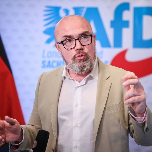 Hans-Thomas Tillschneider, stellvertretender Landesvorsitzender und Landesprogrammkoordinator der AfD Sachsen-Anhalt, gestikuliert während einer Pressekonferenz zur Vorstellung der Wahlkampagne zur Landtagswahl.