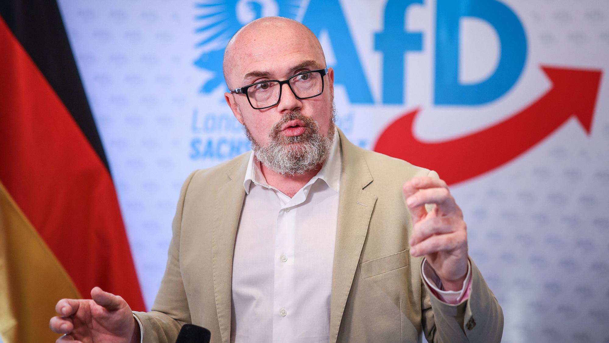 Hans-Thomas Tillschneider, stellvertretender Landesvorsitzender und Landesprogrammkoordinator der AfD Sachsen-Anhalt, gestikuliert während einer Pressekonferenz zur Vorstellung der Wahlkampagne zur Landtagswahl.
