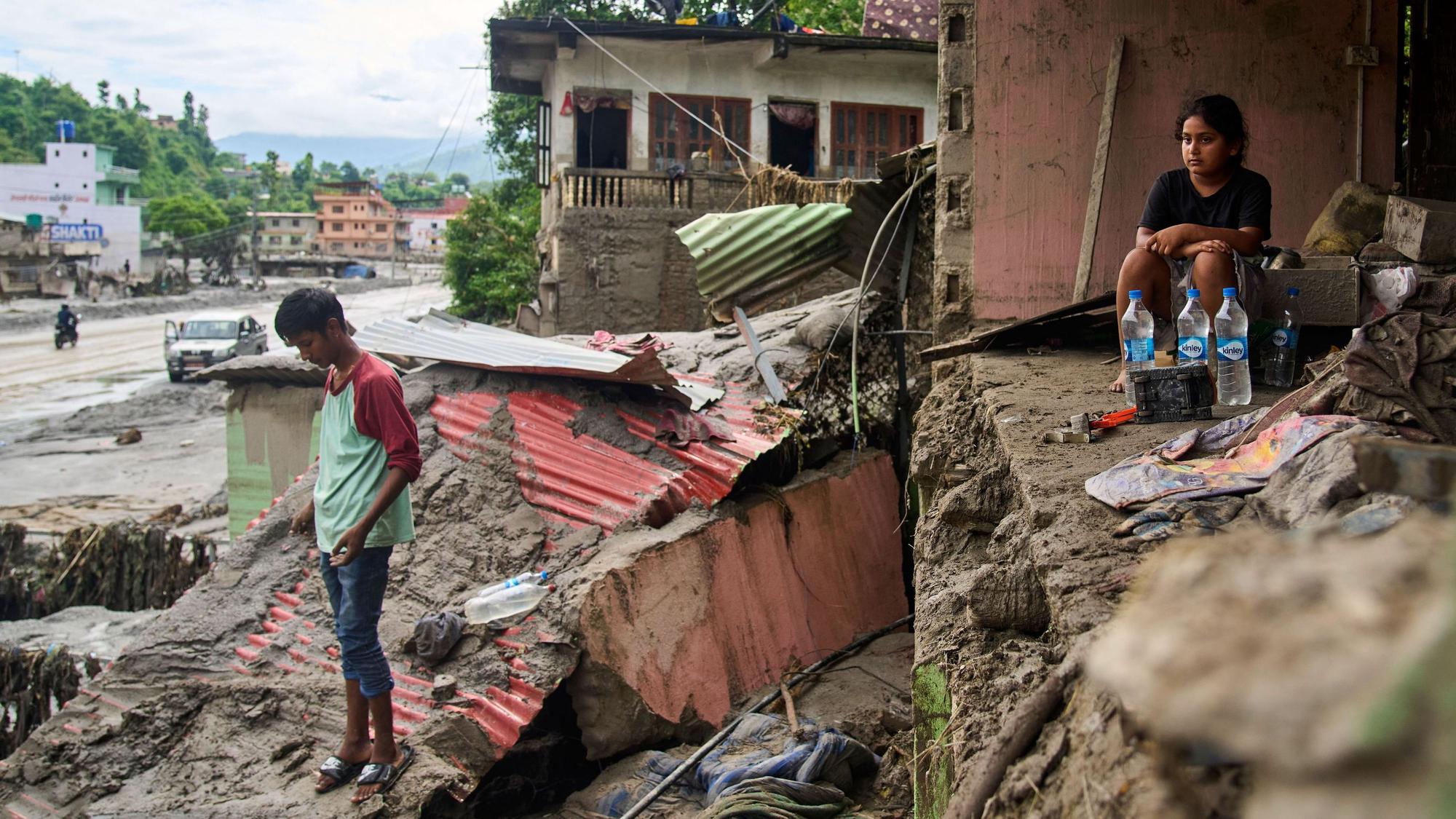 Das Foto wurde aufgenommen im nepalesischen Dhading: Ein Mädchen sitzt in einem Gebäude, das durch die Sturzfluten beschädigt wurde.