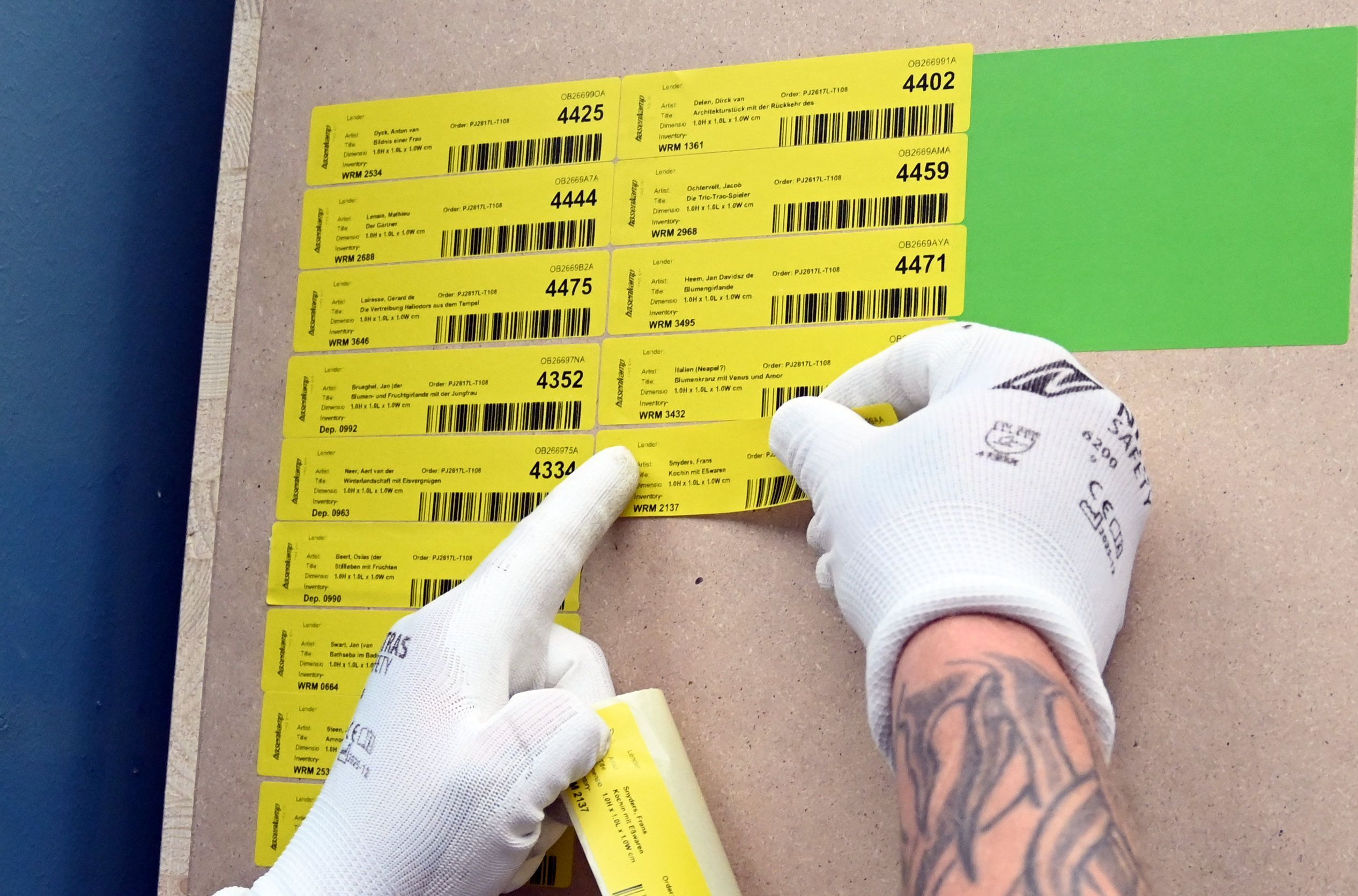 An den Kisten werden die Barcodes für die Bilder angebracht.