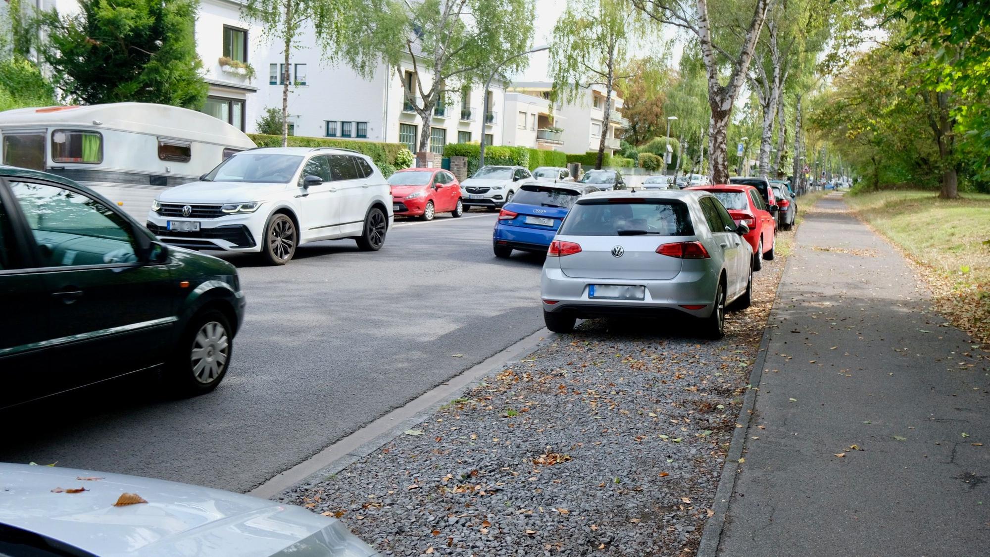 An einigen Stellen ist Schotter aufgetragen und stehen bereits zahlreiche Autos, so dass der Streifen wie eine Parkfläche wirkt.