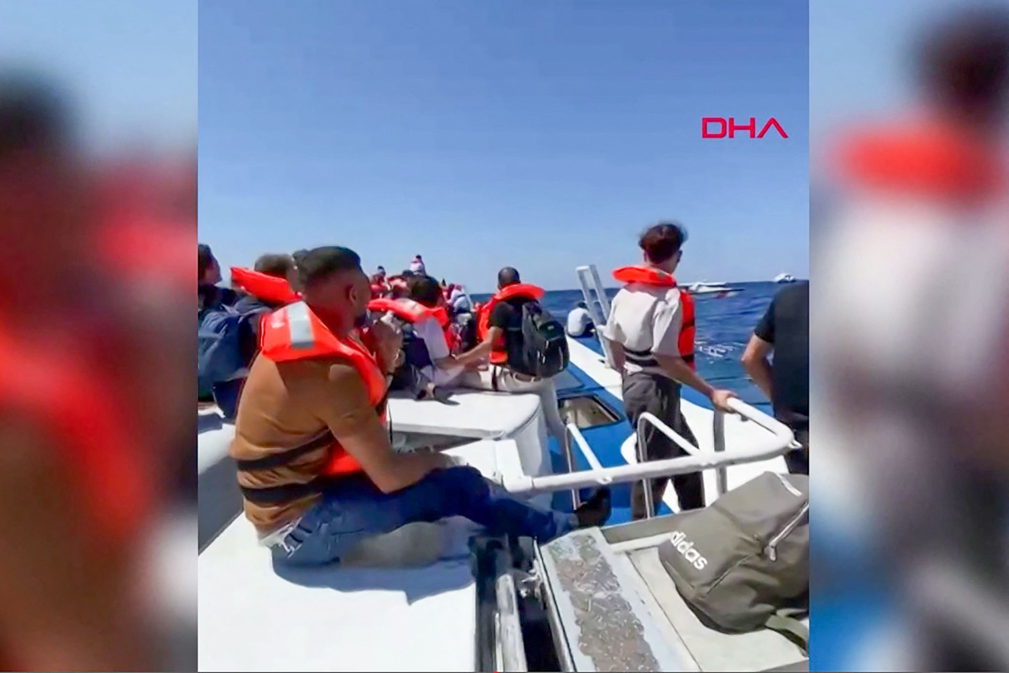 Menschen mit Rettungswesten nach dem Fährunglück vor Zypern.
