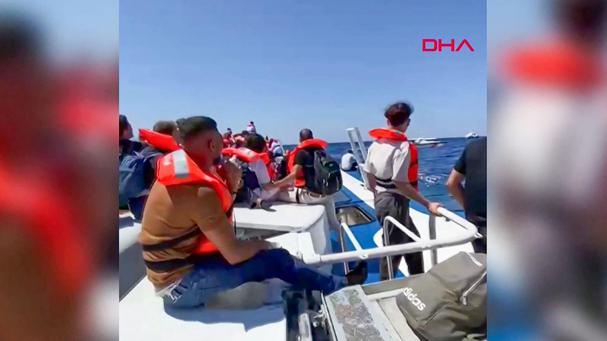 Menschen mit Rettungswesten nach dem Fährunglück vor Zypern.