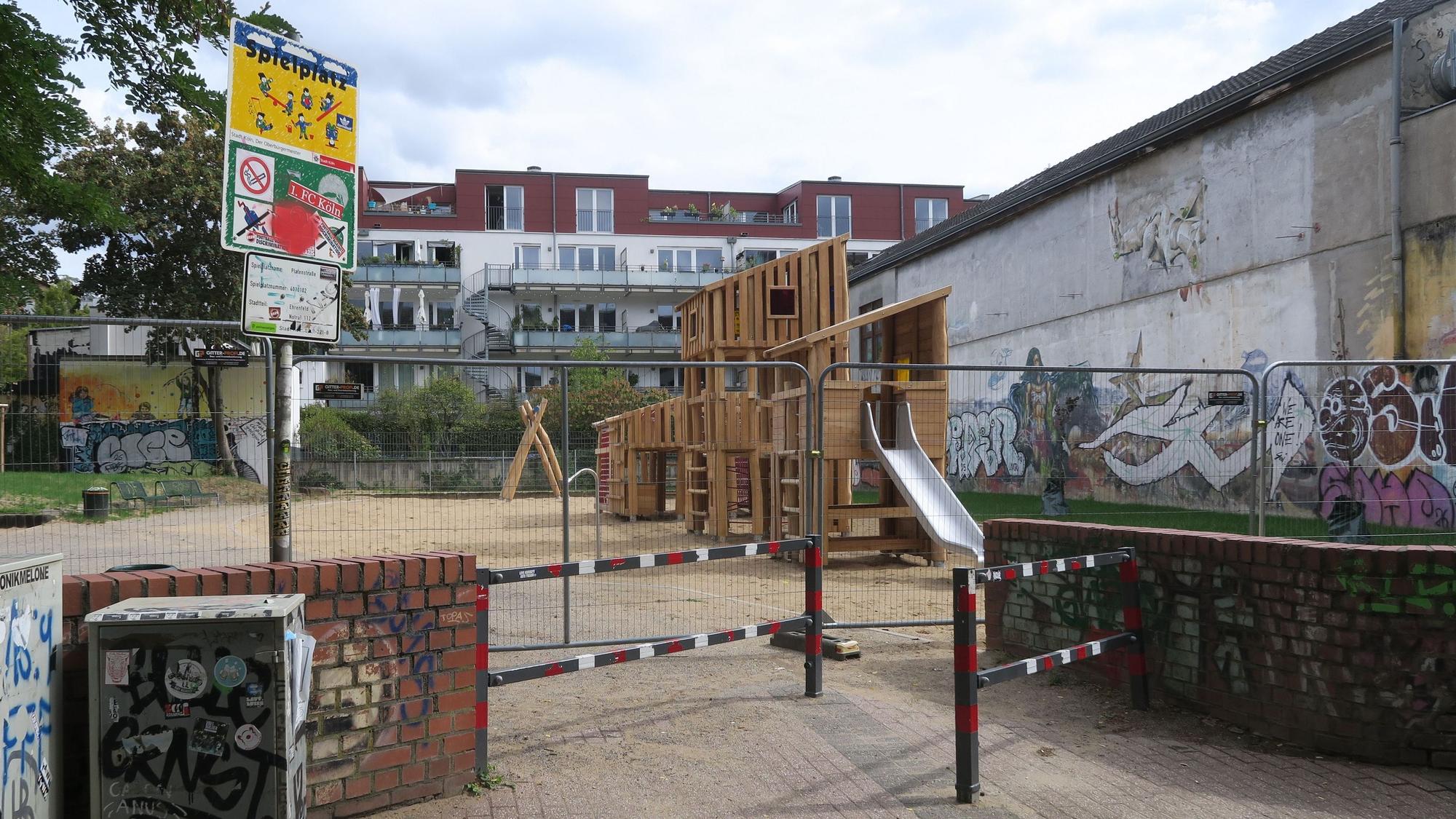 Die noch umzäunte neue Spielanlage auf dem Spielplatz Platenstraße in Köln-Ehrenfeld.