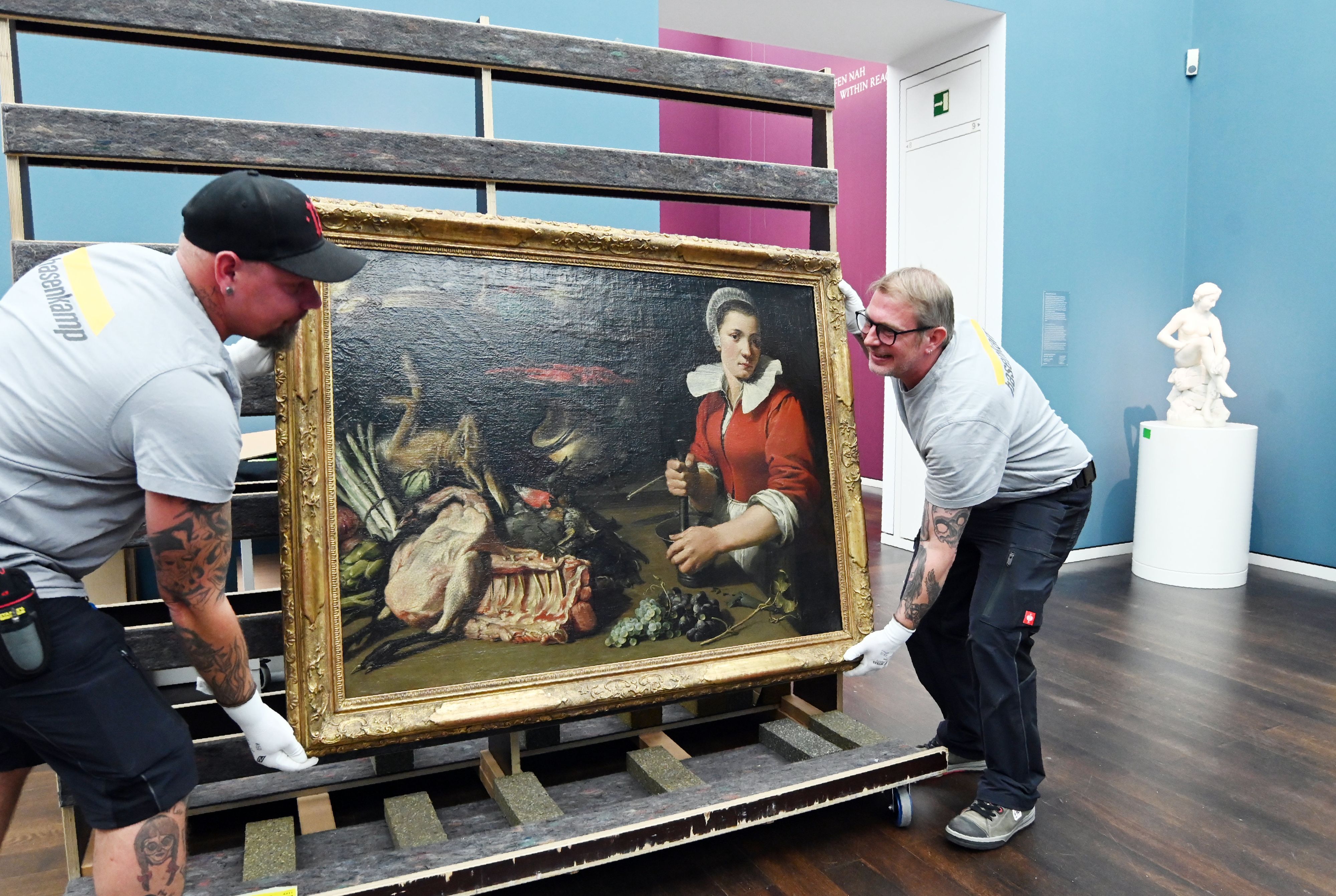 Die Kunstpacker Sascha Schmitz (l.) und Christian Grimm arbeiten mit Kraft und Handschuhen.