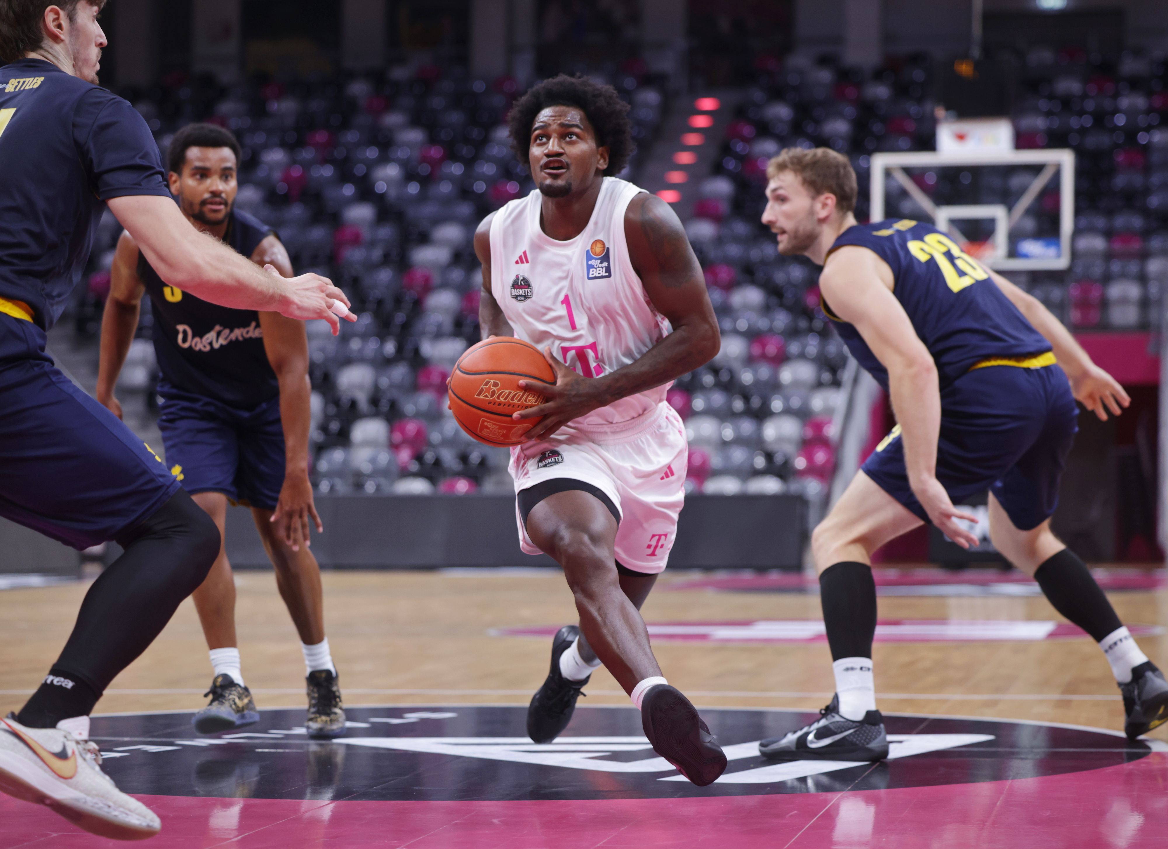 Bonns Aufbauspieler John-Michael Wright (Mitte) gab gegen Coretec Oostende aus Belgien acht Vorlagen.