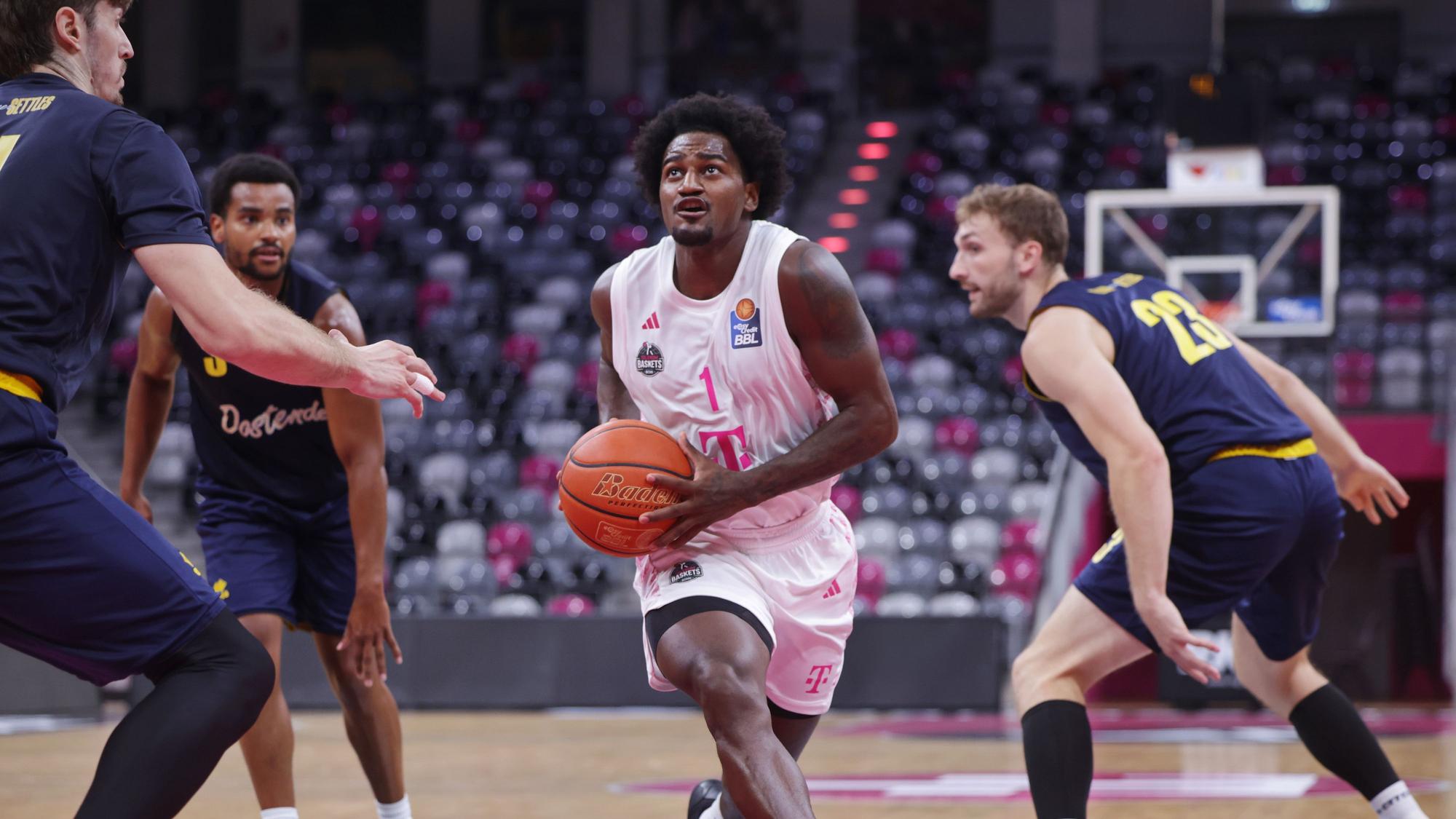 Bonns Aufbauspieler John-Michael Wright (Mitte) gab gegen Coretec Oostende aus Belgien acht Vorlagen.