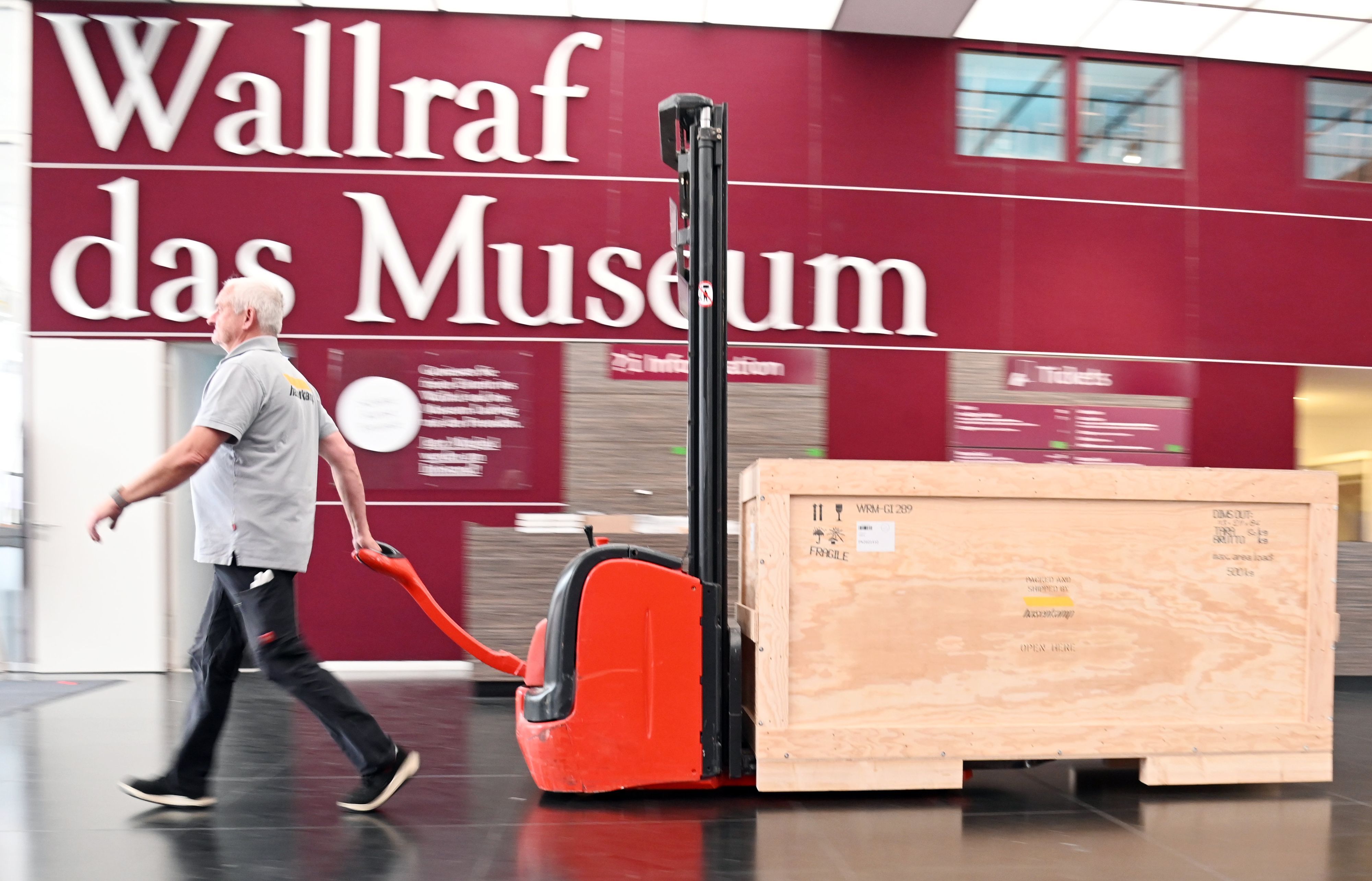 In Transportkisten verlassen die Bilder das Museum.