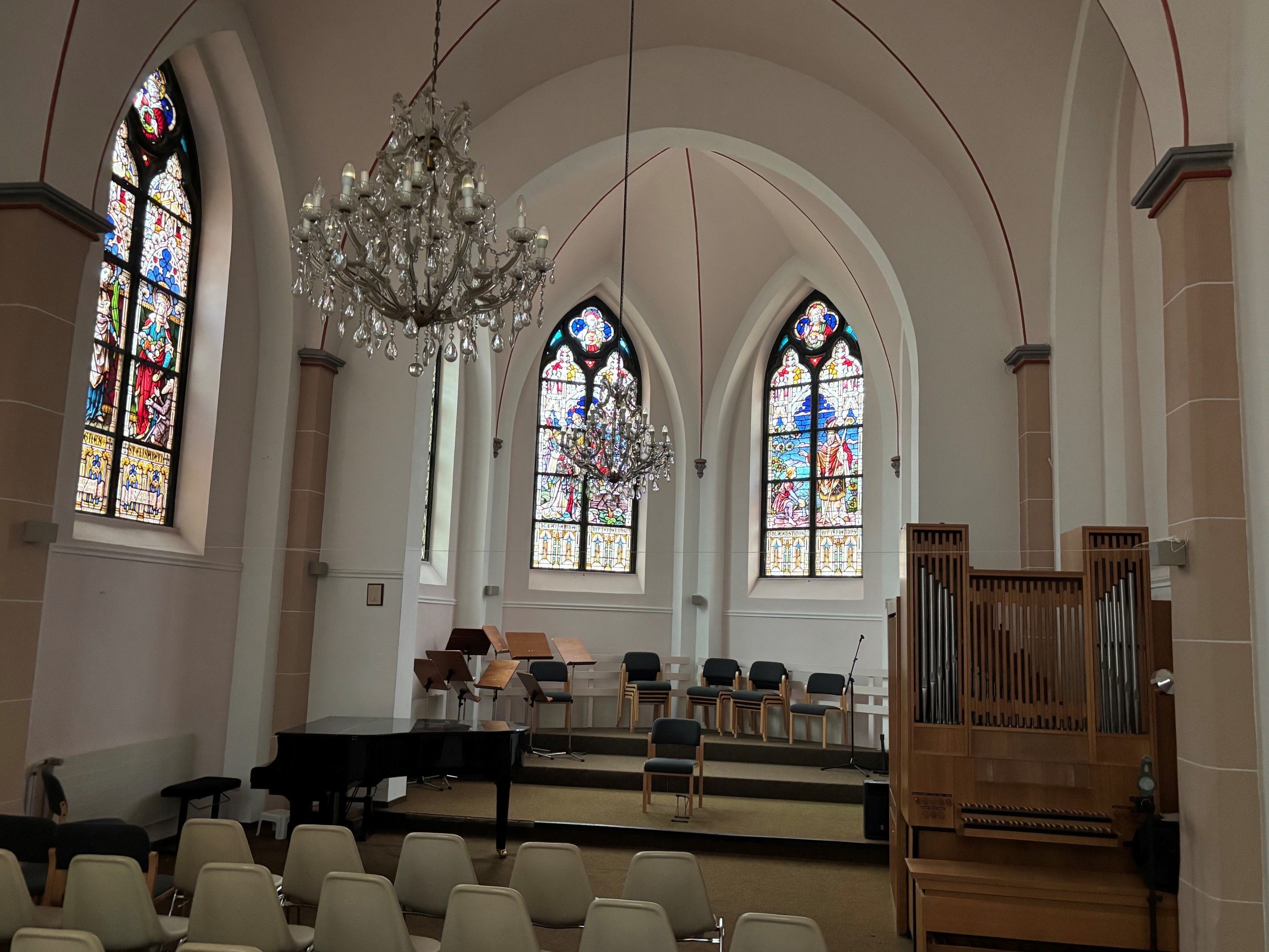 Auf dem Bild ist die ehemalige Kapelle des Krankenhauses zu sehen, sie ist heute Orchestersaal.