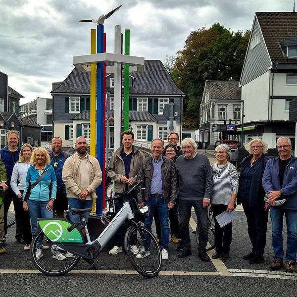 An der Friedensstele mitten in Hückeswagen ist die erste Ausfahrt über die neue Route „Art & Bike“ gestartet. Insgesamt sollen vier solcher Strecken eingerichtet werden. Sie führen durch das Bergische Land und natürlich auch durch Oberberg.