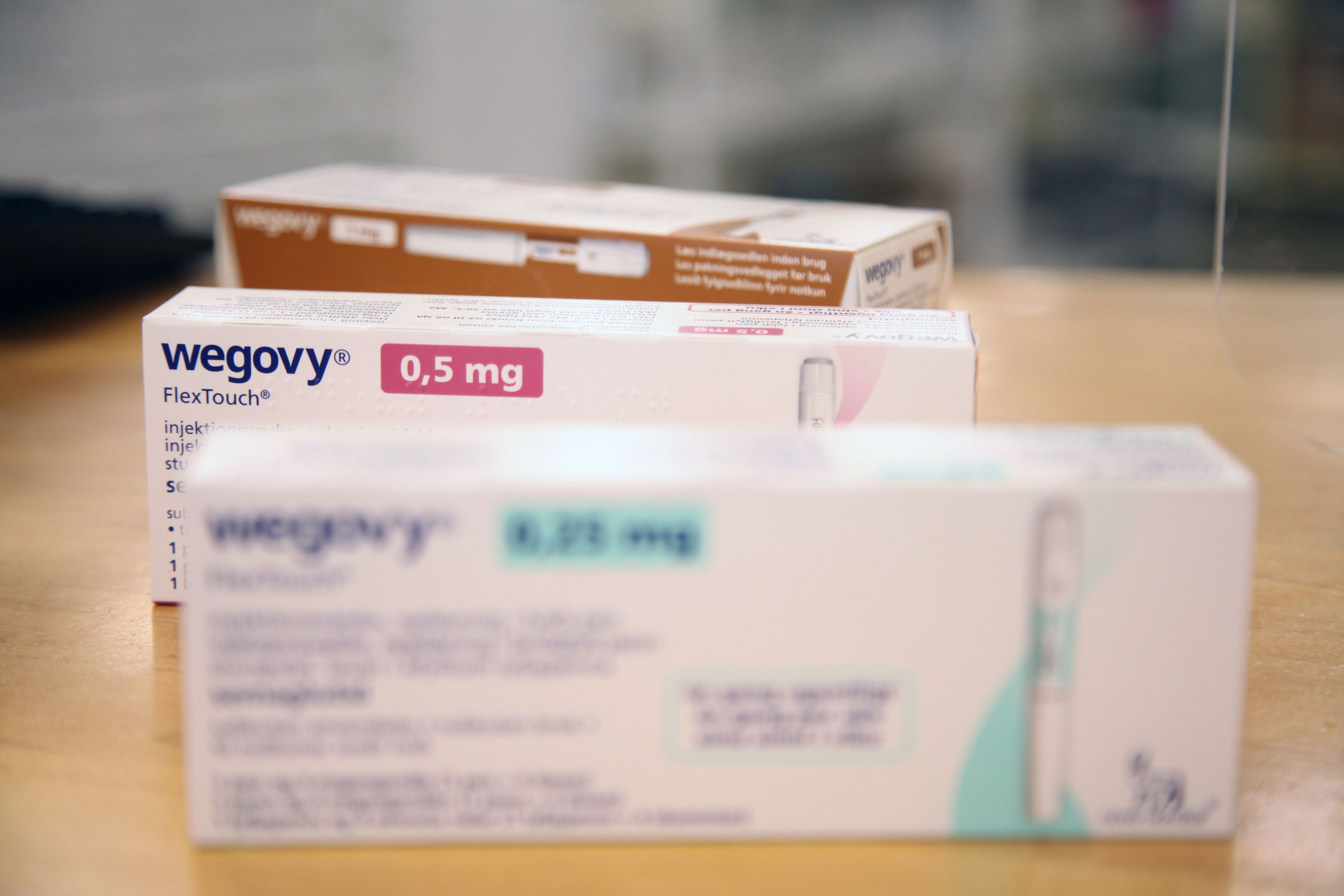 Drei Packungen der Abnehmtablette „Wegovy“ liegen auf einem Tisch. Die Pille wird einmal täglich eingenommen, während die bereits bekannte Abnehmspritze einmal die Woche injiziert wird.