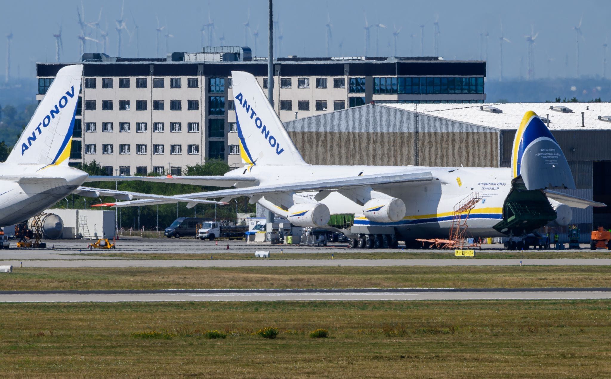 Ukrainische Antonow-Maschinen auf dem Leipziger Flughafen: Sie waren mutmaßlich das Ziel des gescheiterten russischen Drohnenangriffs. /