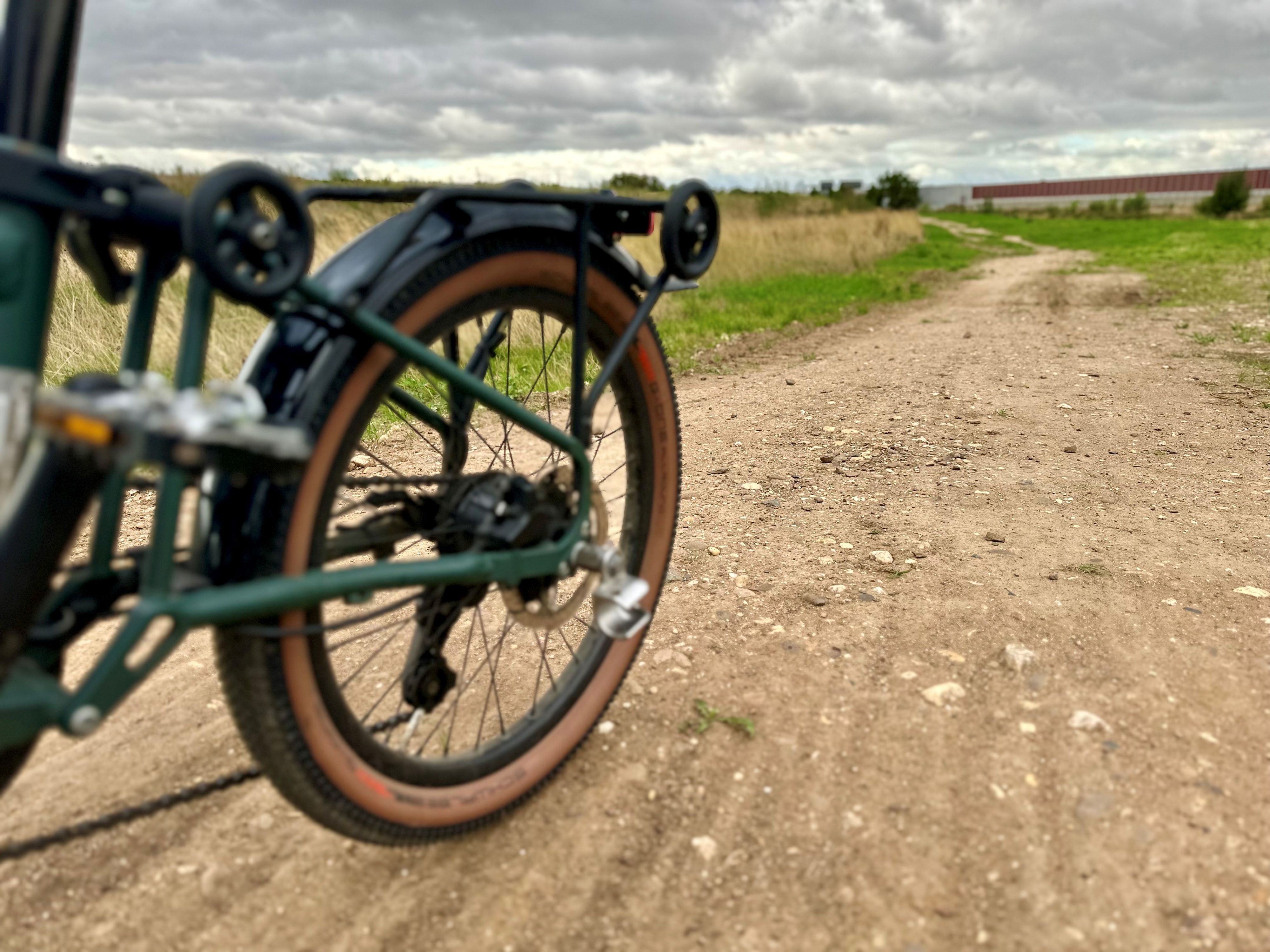 Ein Fahrrad steht auf einem Weg.