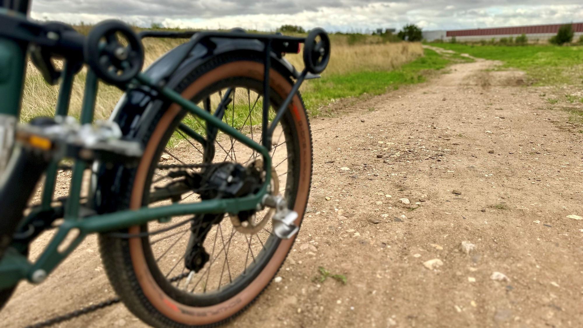 Ein Fahrrad steht auf einem Weg.