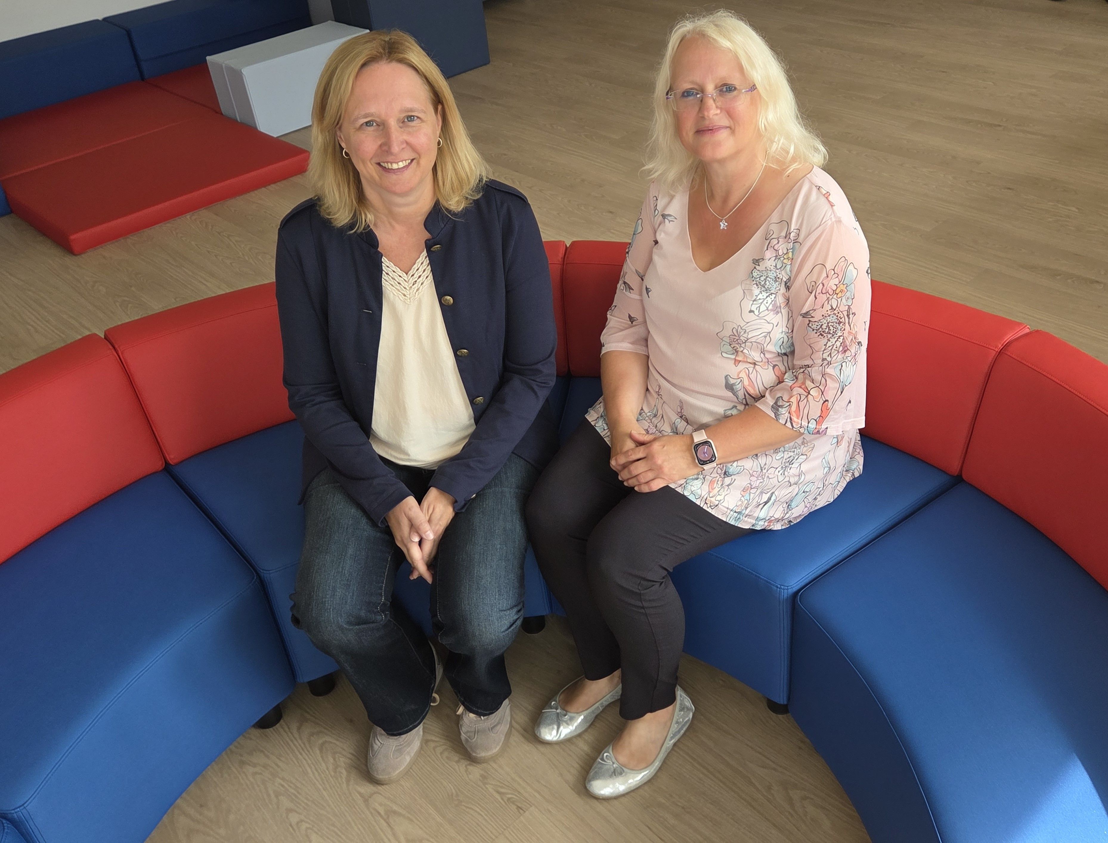 Entspannte Schulleitung: Konrektorin Susanne Bollmann (links) und Rektorin Christina Kunze nehmen ebenfalls gerne Platz im neuen Chillraum der Gemeinschaftsgrundschule in Isengarten.