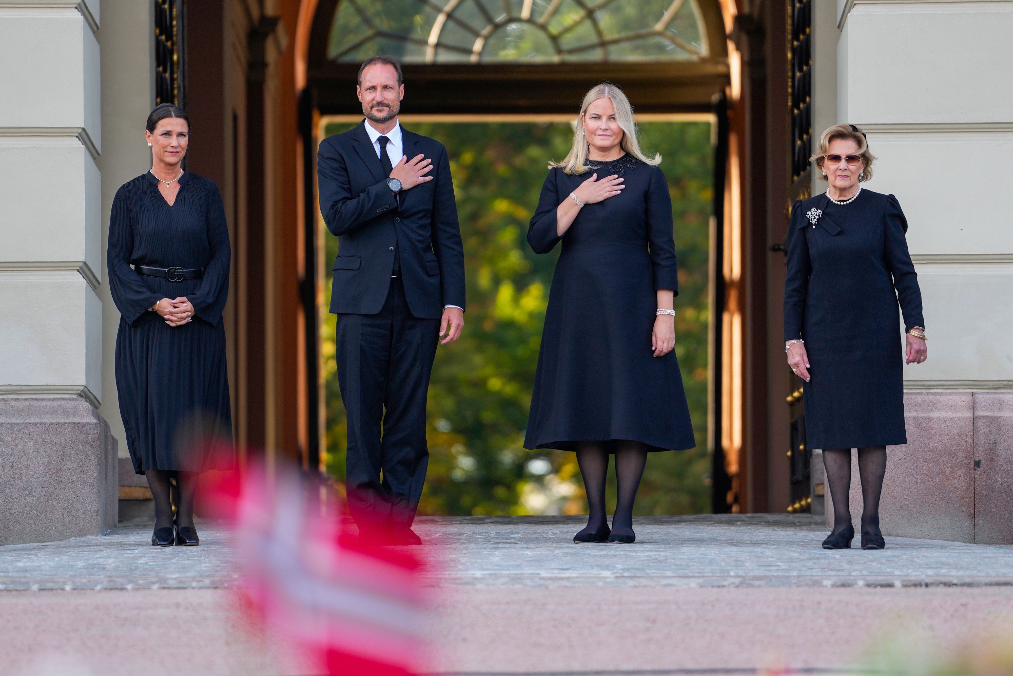 Prinzessin Märtha Louise und König Haakon sowie Königin Mette-Marit und Königin Sonja, (l-r) kommen auf den Schlossplatz, um die Menschen zu begrüßen und das Meer aus Blumen und Grußbotschaften zu betrachten, das Trauernde vier Tage nach dem Tod von König Harald V. dort niedergelegt haben.