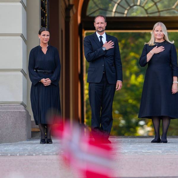 Prinzessin Märtha Louise und König Haakon sowie Königin Mette-Marit und Königin Sonja, (l-r) kommen auf den Schlossplatz, um die Menschen zu begrüßen und das Meer aus Blumen und Grußbotschaften zu betrachten, das Trauernde vier Tage nach dem Tod von König Harald V. dort niedergelegt haben.