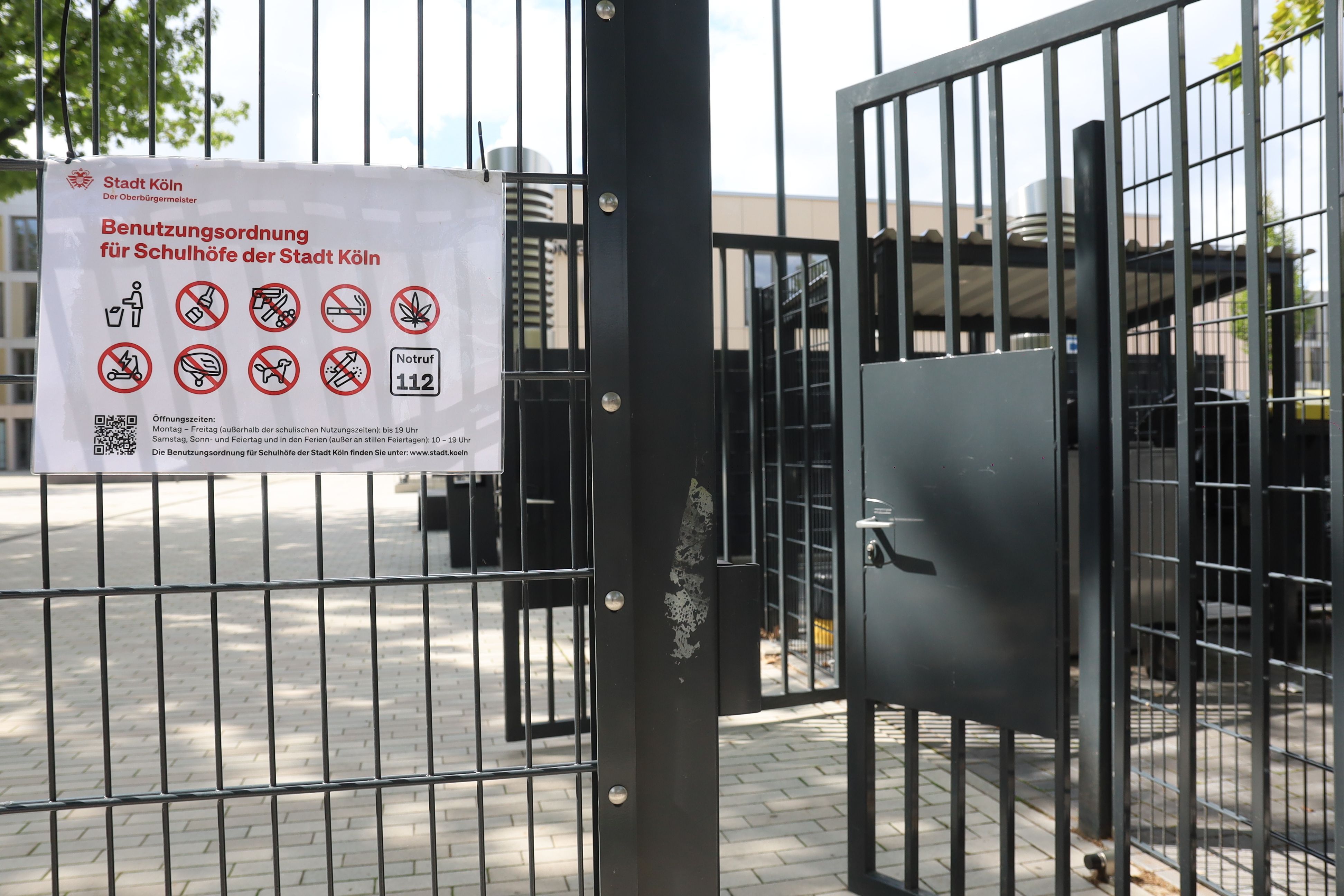 Vorläufige Beschilderung der nach Schulschluss freigegebenen Schulhöfe - hier am Dreikönigsgymnasium in Nippes.