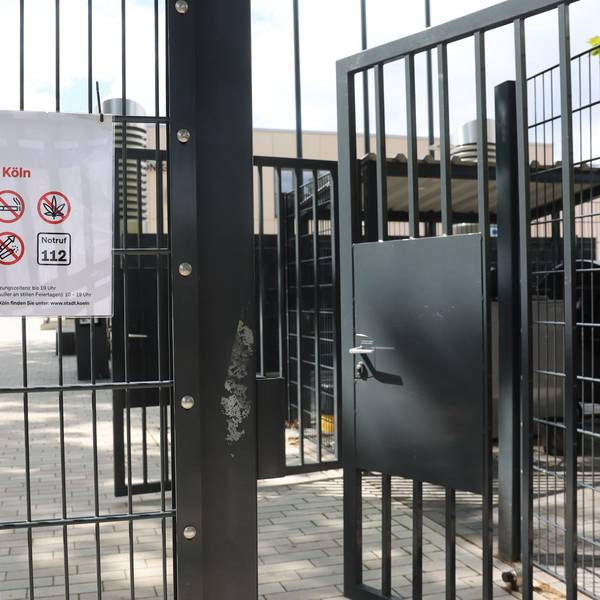 Vorläufige Beschilderung der nach Schulschluss freigegebenen Schulhöfe - hier am Dreikönigsgymnasium in Nippes.