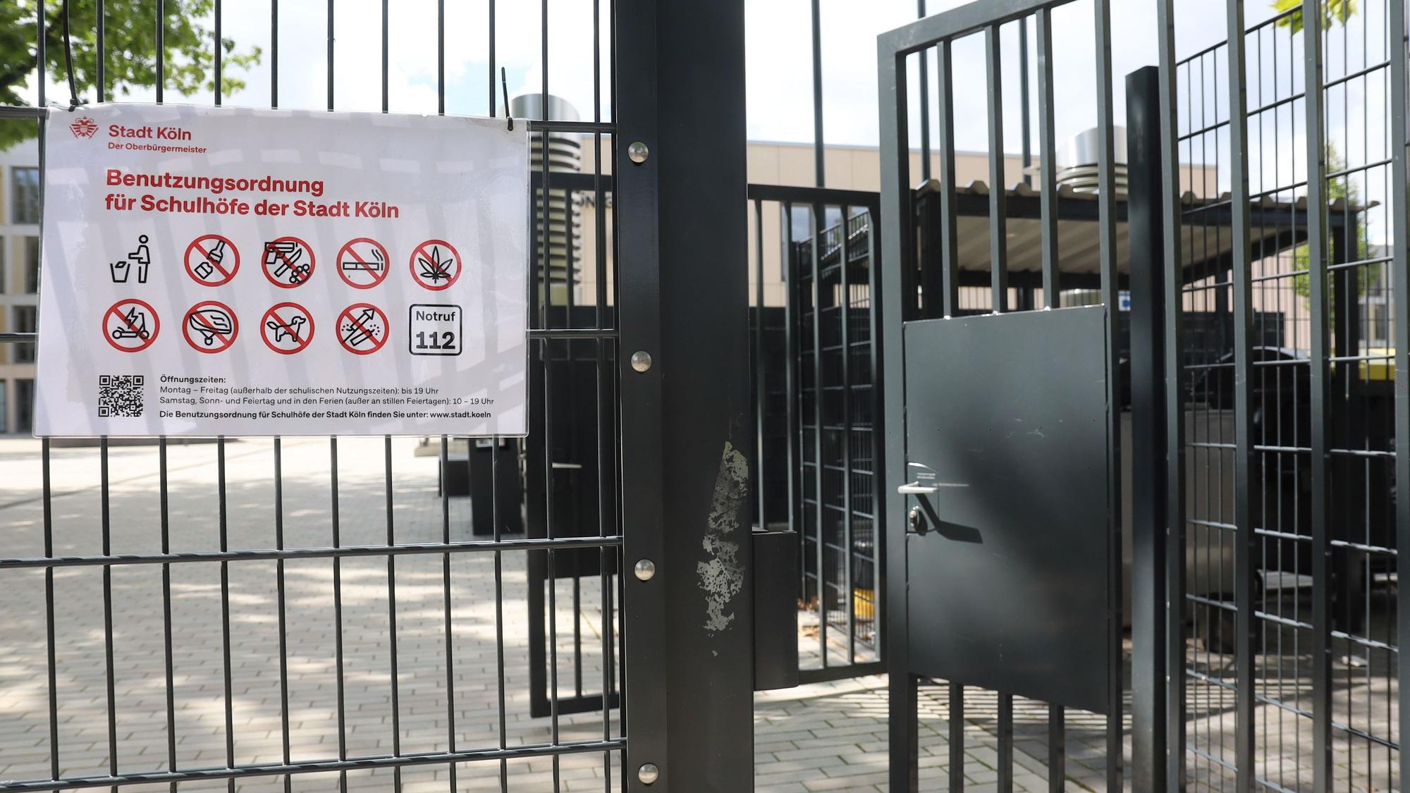 Vorläufige Beschilderung der nach Schulschluss freigegebenen Schulhöfe - hier am Dreikönigsgymnasium in Nippes.
